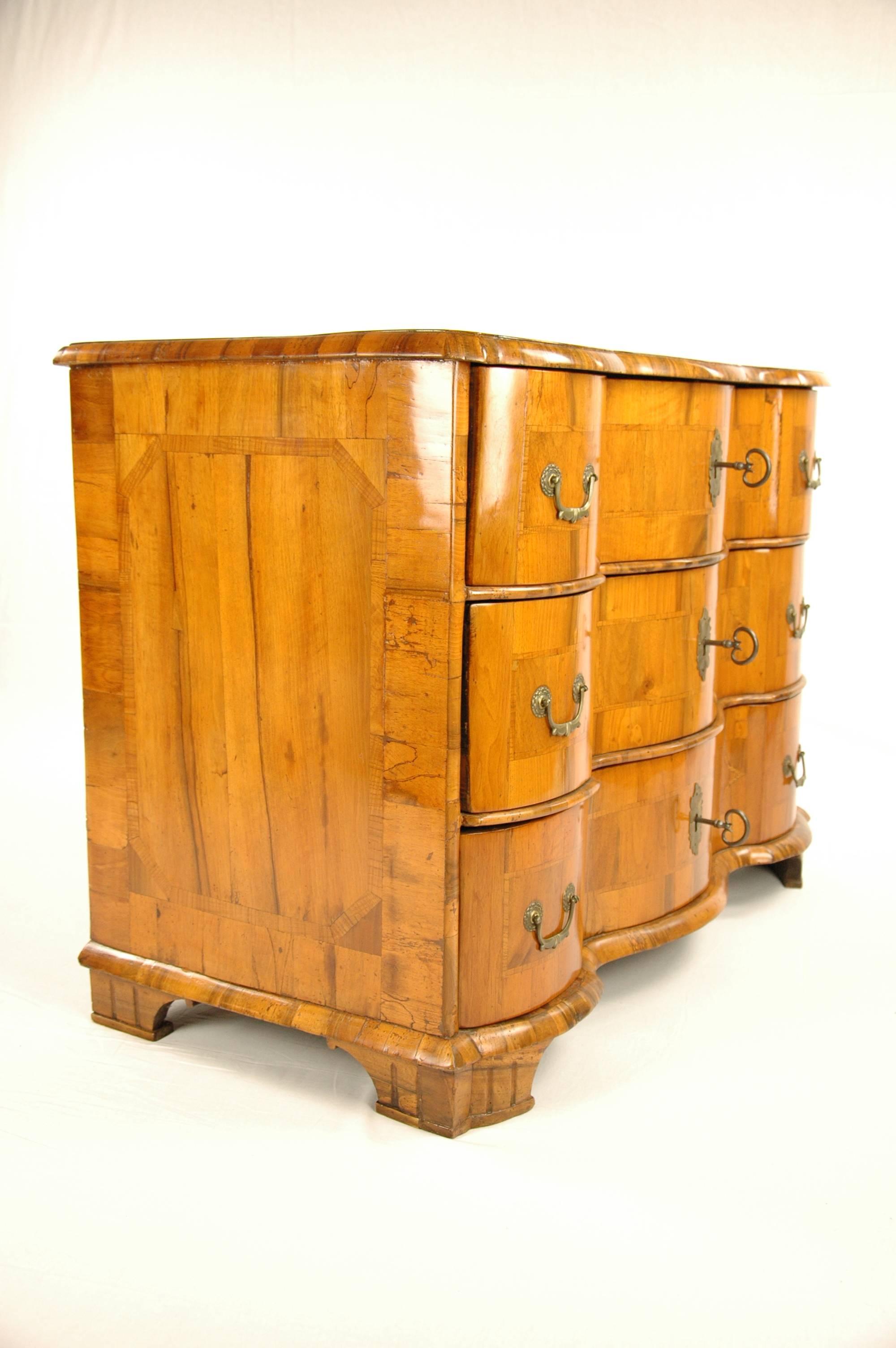 Walnut-tree
Baroque, circa 1760
Inlaid works
Three drawers
Restored residential-ready state
French shellac hand polish
Measures: Height 76.5 cm, width 105 cm, depth 55 cm

Delivery can be made to your door within 7 days worldwide. We already