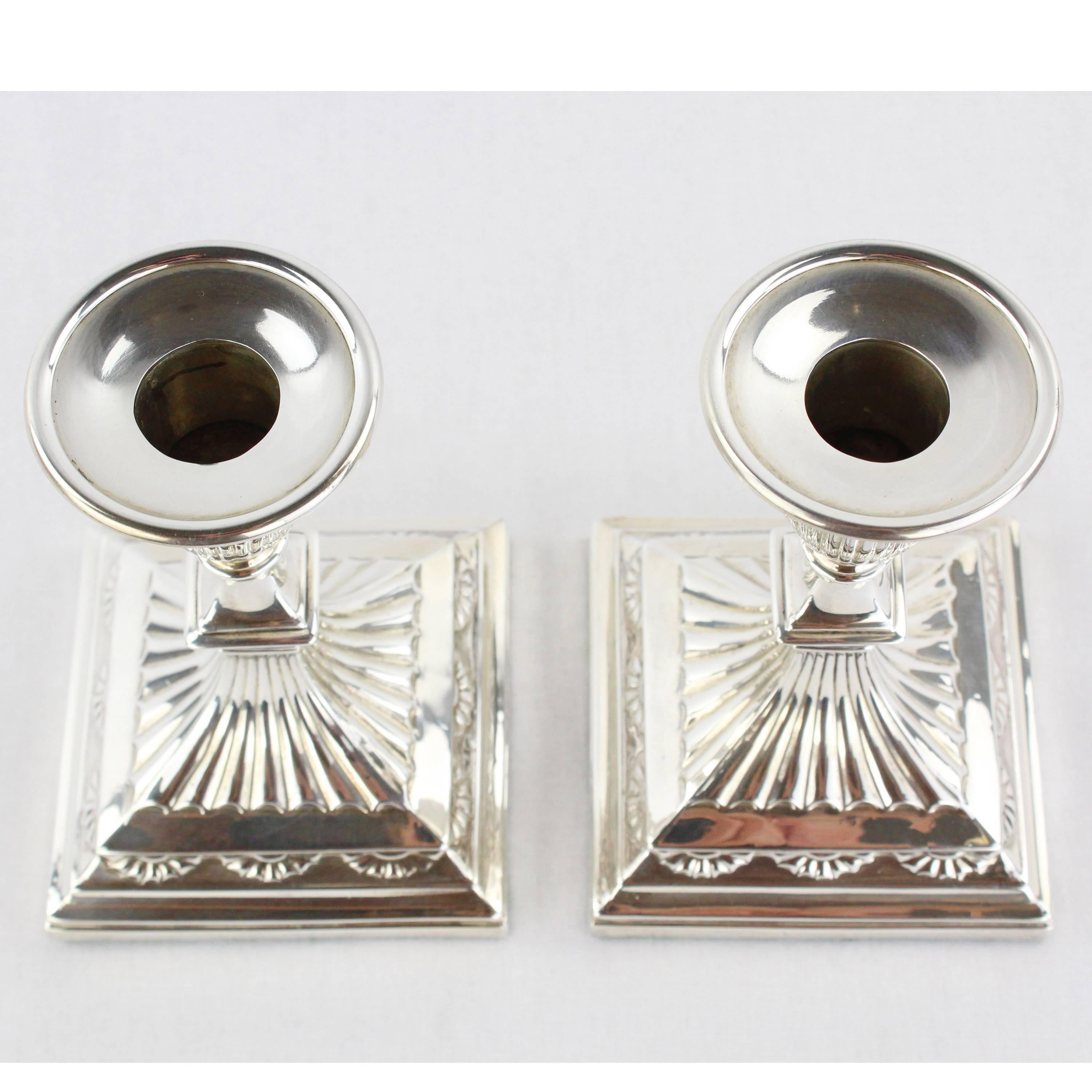 925 sterling silver
Sheffield 1891, hallmarked
Round spout form
Square foot
Measures: Height 13 cm, foot 9 cm x 9 cm

Delivery can be made to your door within 7 days worldwide. We already delivered to Asia, US and a lot of European countries.