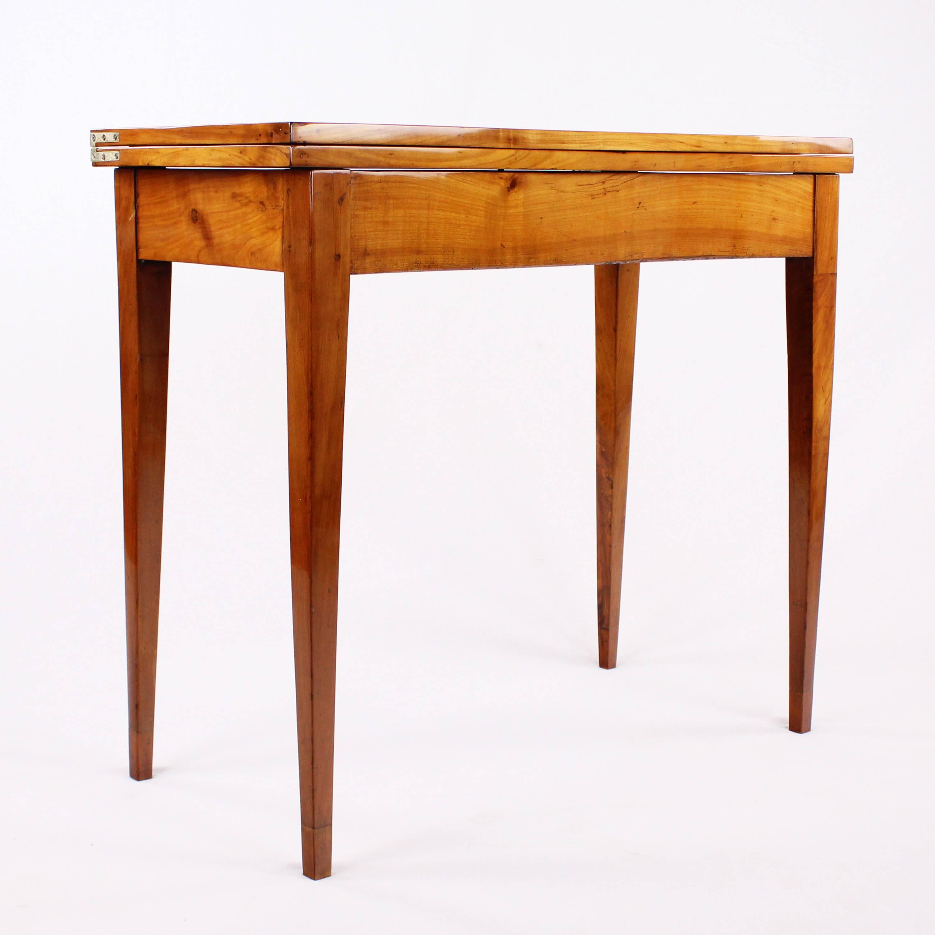 Foldable Table, Biedermeier, Cherry Tree, circa 1830-1840, Leather Inside In Excellent Condition In Muenster, NRW