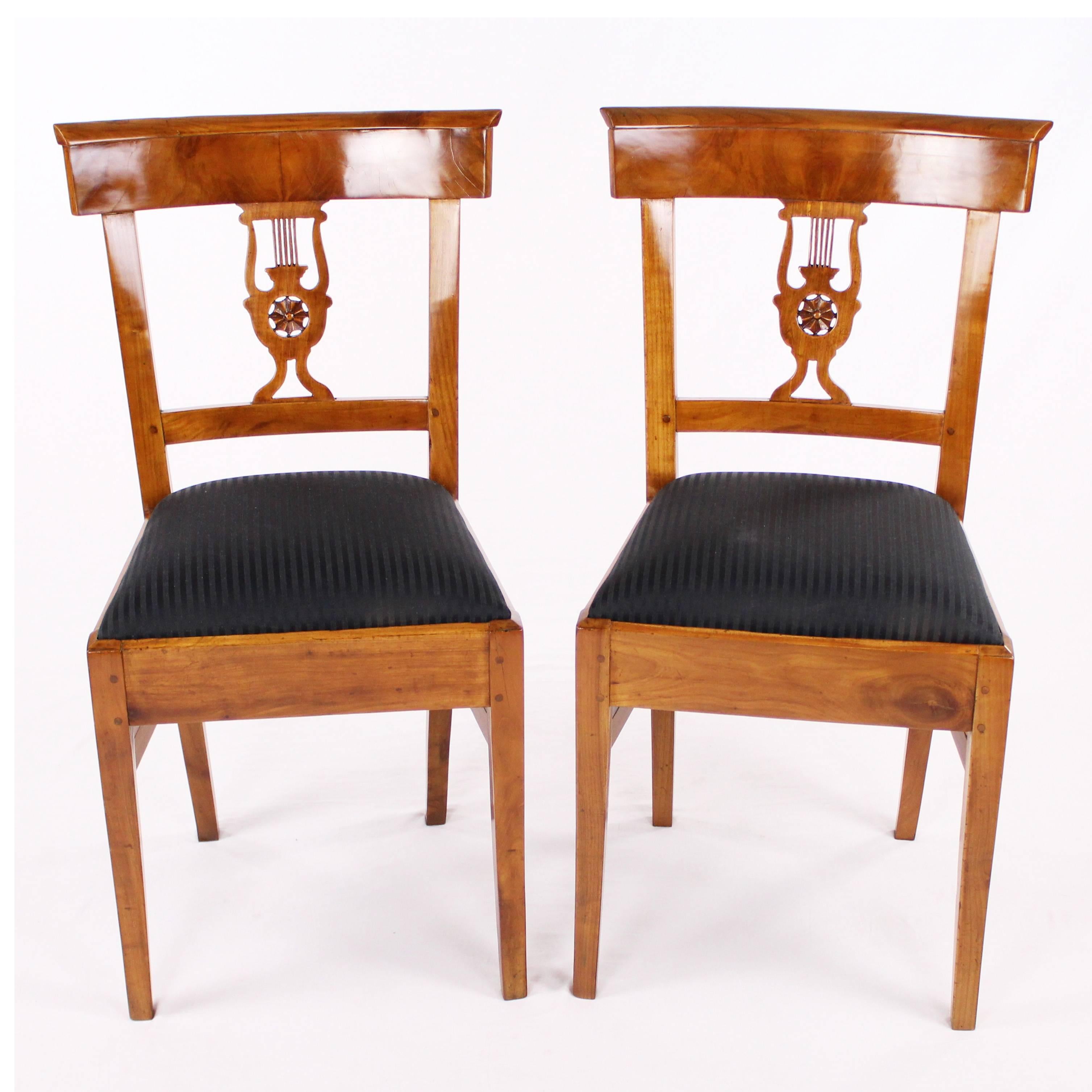 Very Rare Set of Six Biedermeier Period Chairs, circa 1830, Cherry Tree, Lyra In Excellent Condition In Muenster, NRW