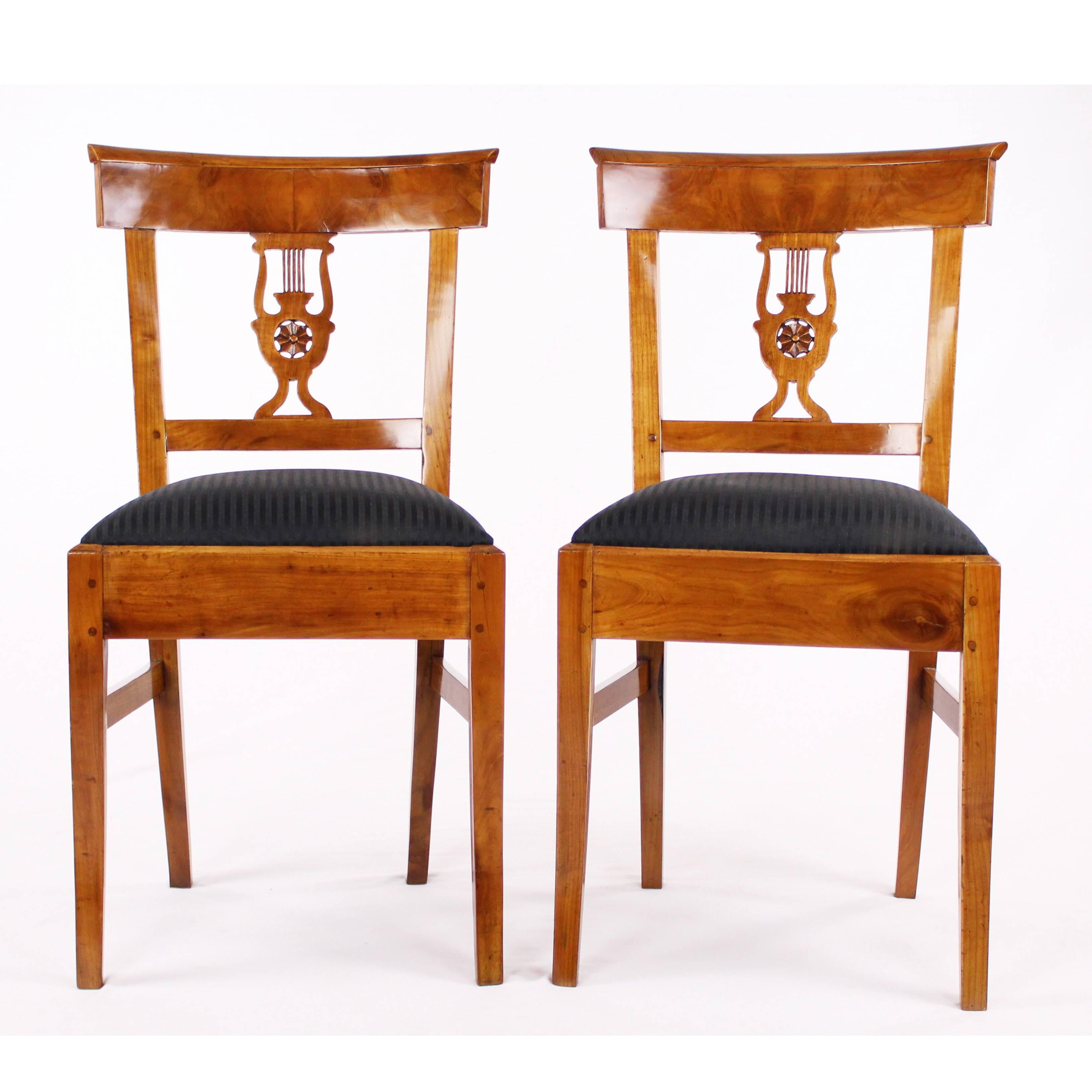 Very rare set of six Biedermeier period chairs, circa 1830
Cherry tree veneered
Back support with Lyra motive
Aanew upholstered and referring
Restored residential-ready state
French shellac hand polish
Height 89.5 cm, width 49 cm, depth 40 cm,