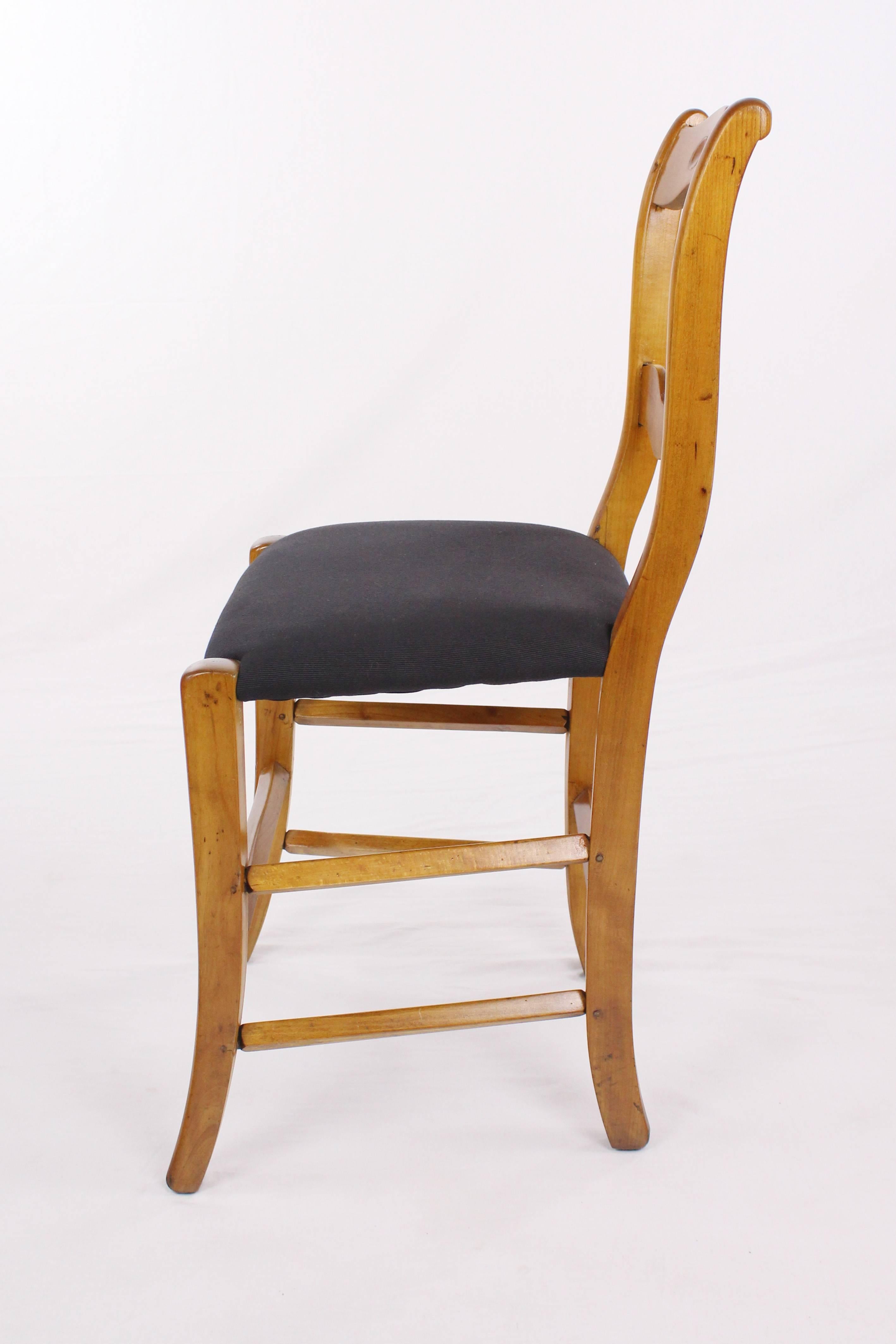 Mid-19th Century Set of 4 rustic Biedermeier Period Chairs, Germany circa 1830 Massive Cherrywood For Sale