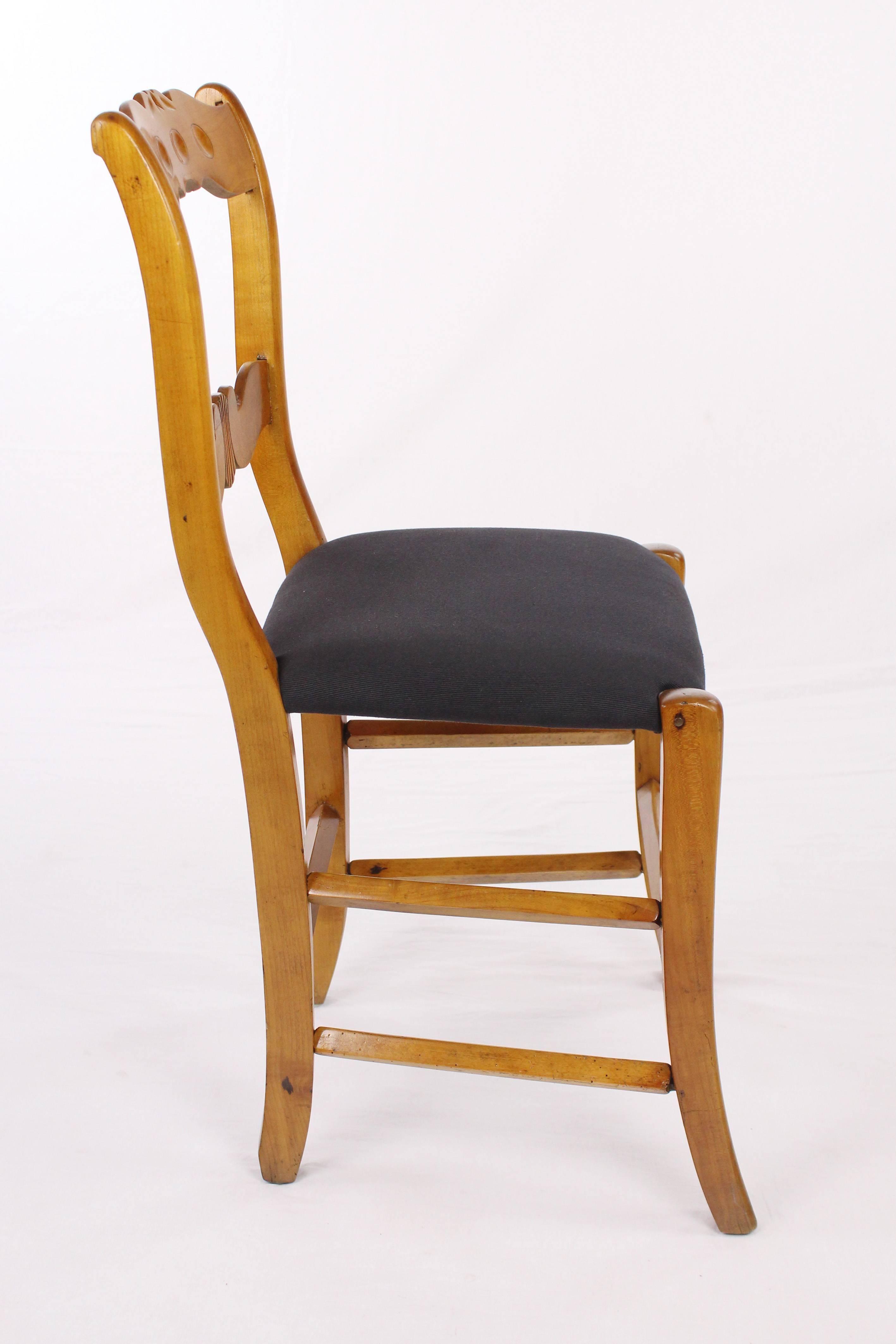 Set of 4 rustic Biedermeier Period Chairs, Germany circa 1830 Massive Cherrywood For Sale 1