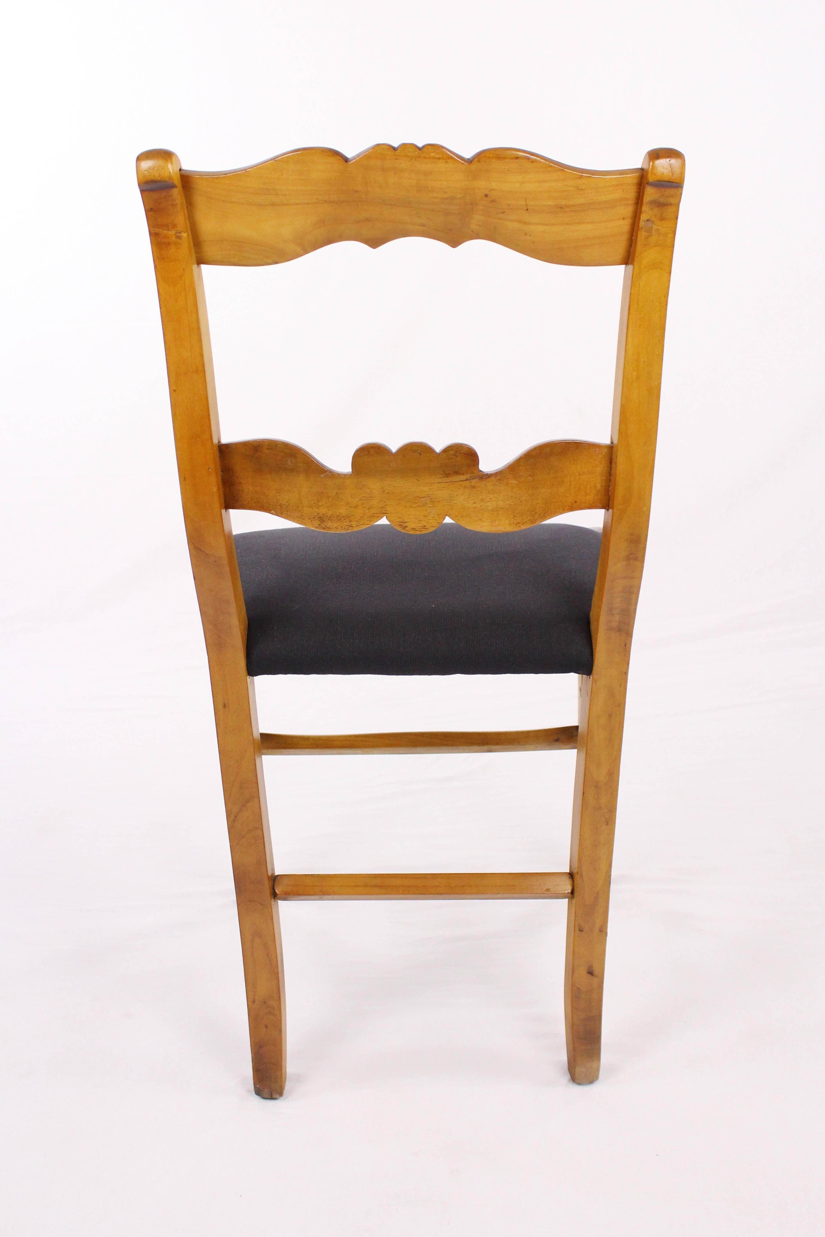 Set of 4 rustic Biedermeier Period Chairs, Germany circa 1830 Massive Cherrywood For Sale 2