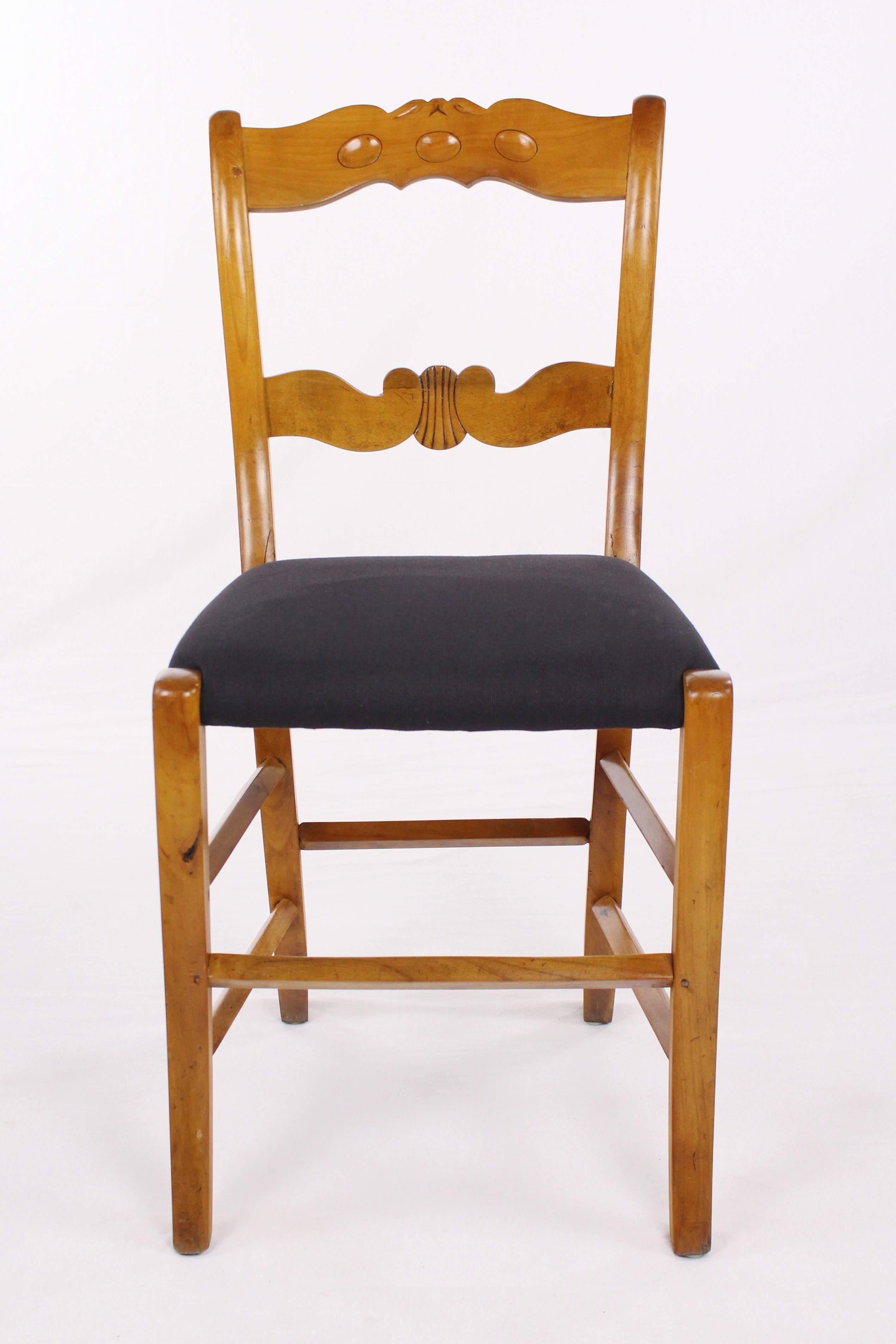 Set of 4 rustic Biedermeier Period Chairs, Germany circa 1830 Massive Cherrywood For Sale 3