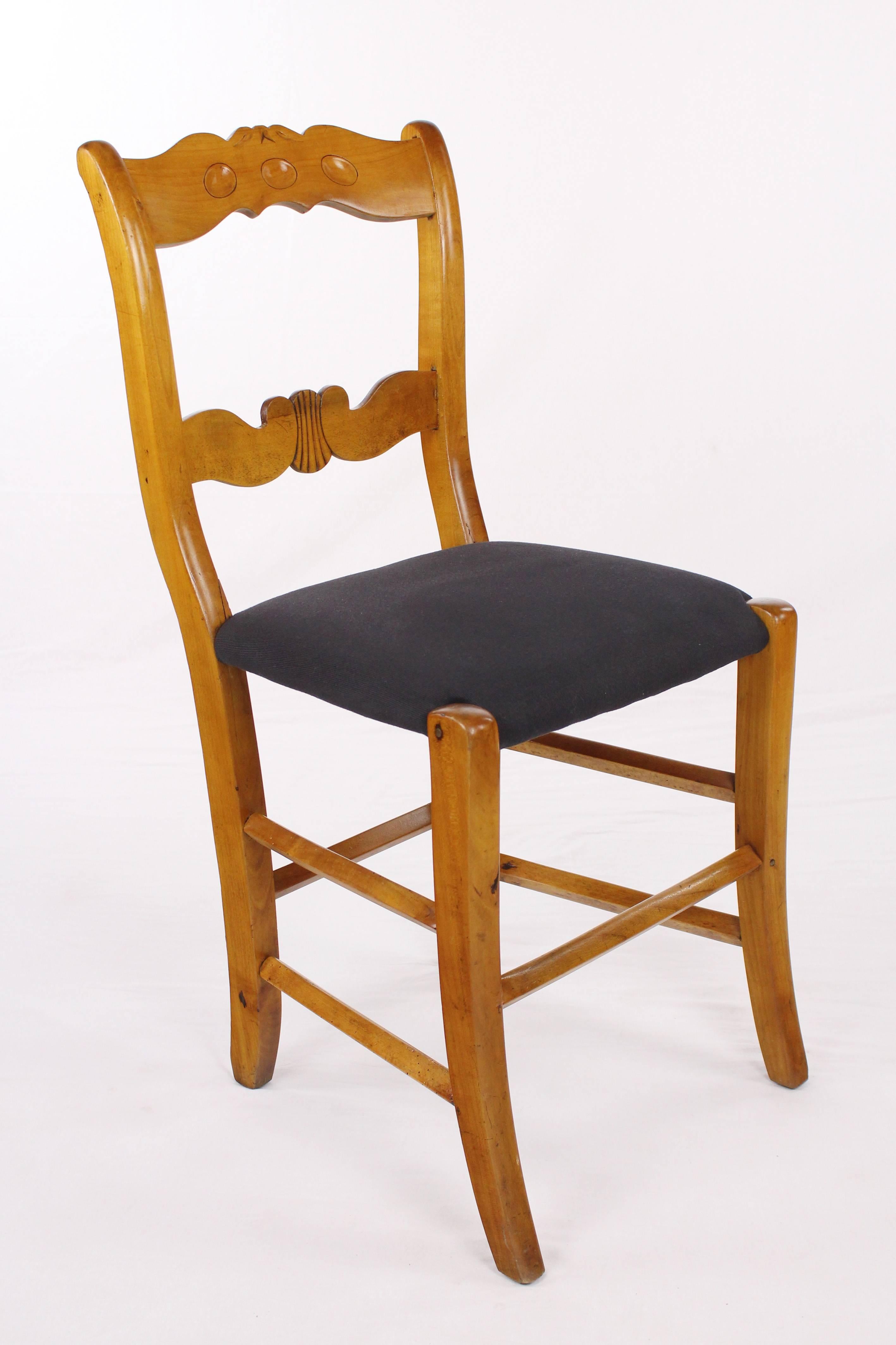 Set of 4 rustic Biedermeier Period Chairs, Germany circa 1830 Massive Cherrywood For Sale 4