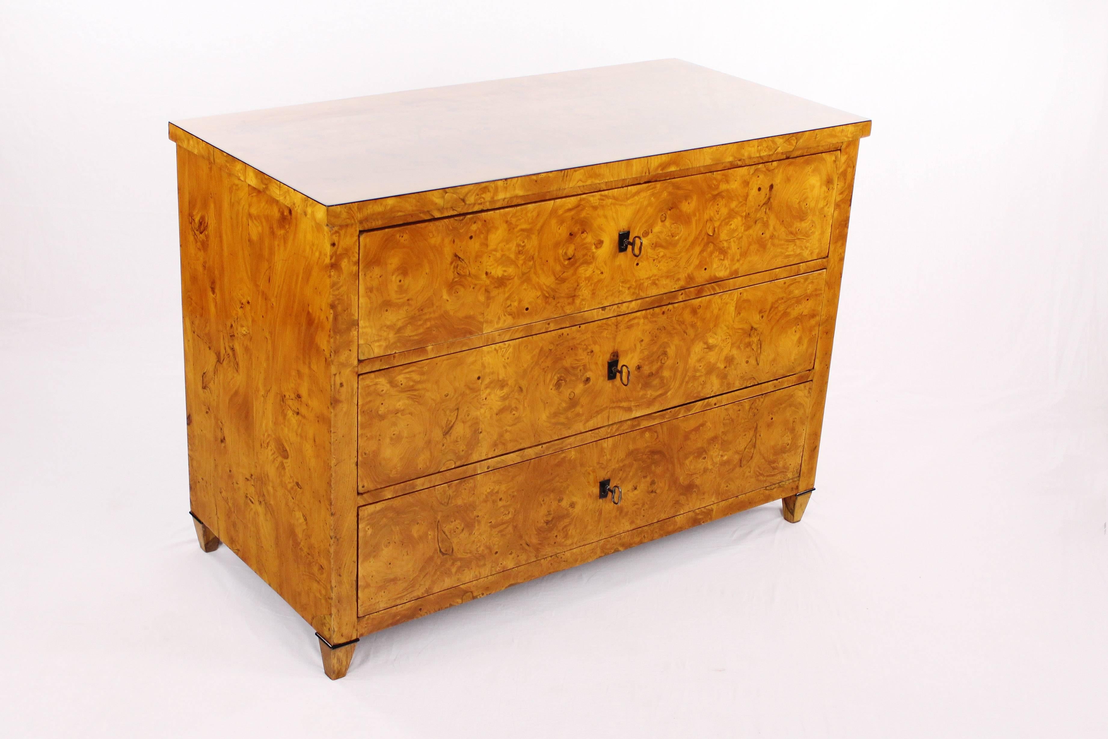 Rare Biedermeier Period Chest of Drawers, circa 1820, Ash Root Wood Veneered In Excellent Condition In Muenster, NRW