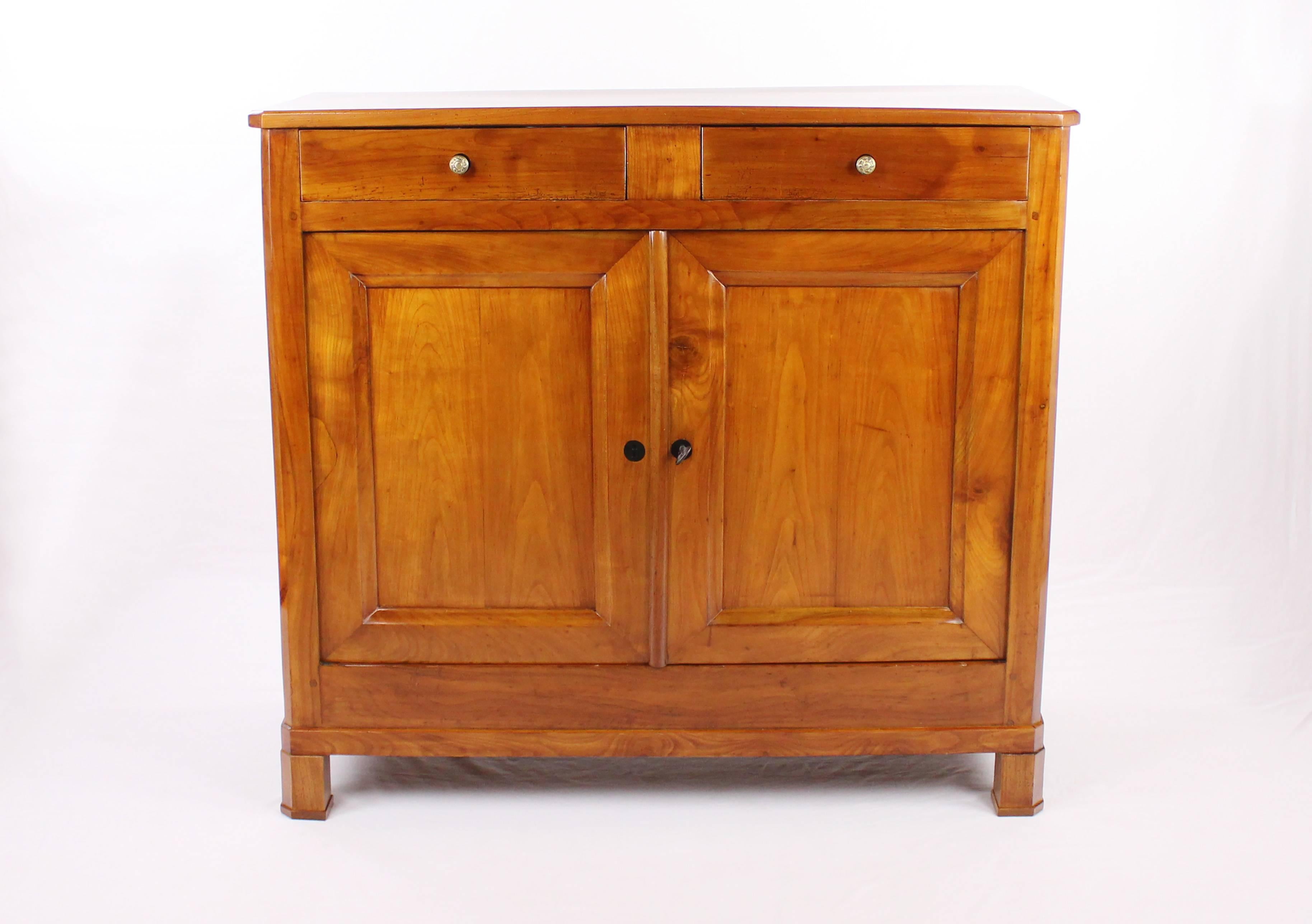Chest of drawers
Cherry tree
Late Biedermeier, second half of the 19th century
Two pushes, two double doors
Restored residential-ready state
French shellac hand polish
Measures: Height 101 cm, width 111 cm, depth 47 cm.

Delivery can be made