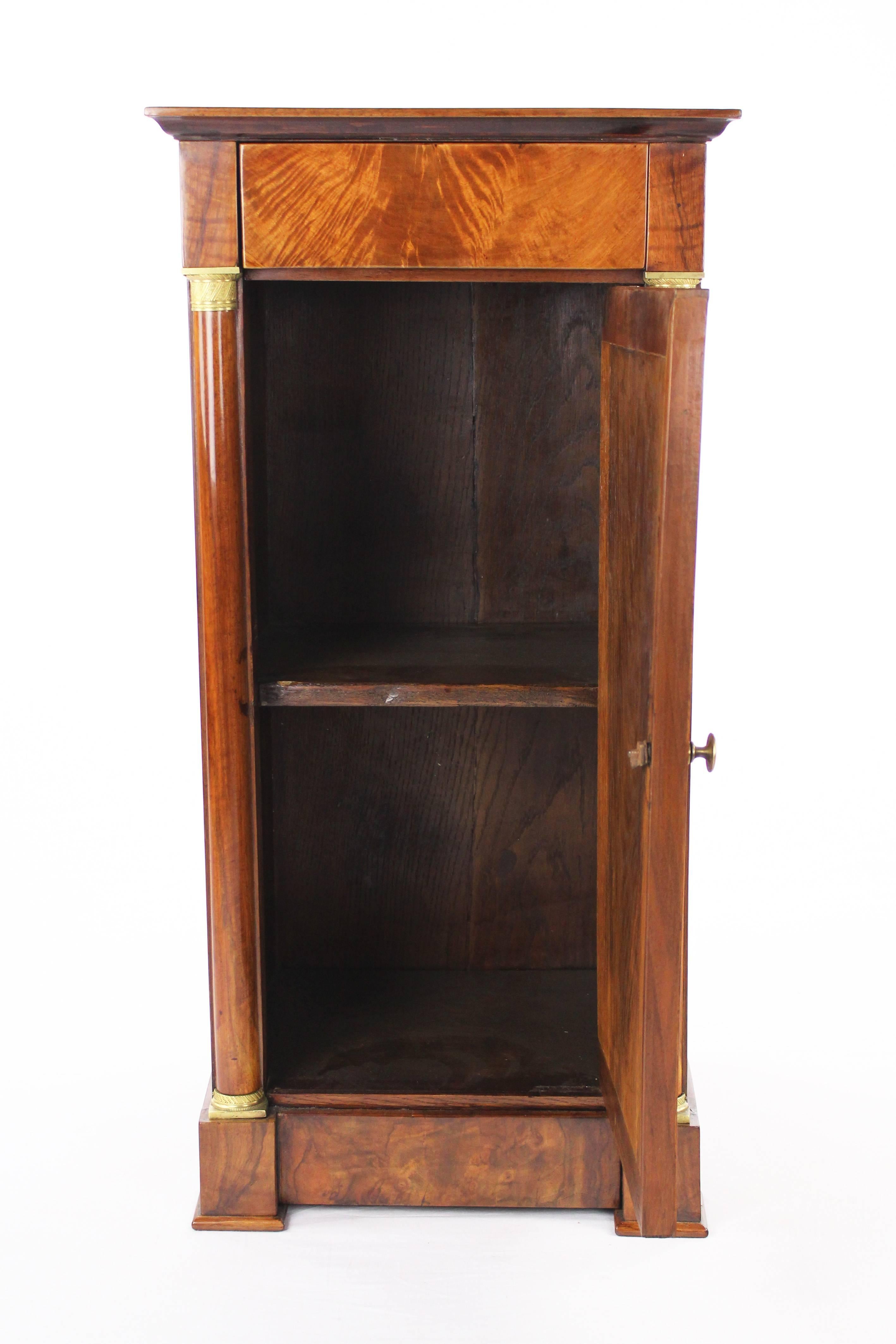 Pillar cupboard, circa 1820
Walnut-tree veneered
Nice reflected veneer
One concealed push
One double door
Restored residential-ready state
French hand shellac polish
Measure: Height 80 cm, width 39 cm, depth 38.5 cm.

Delivery can be made