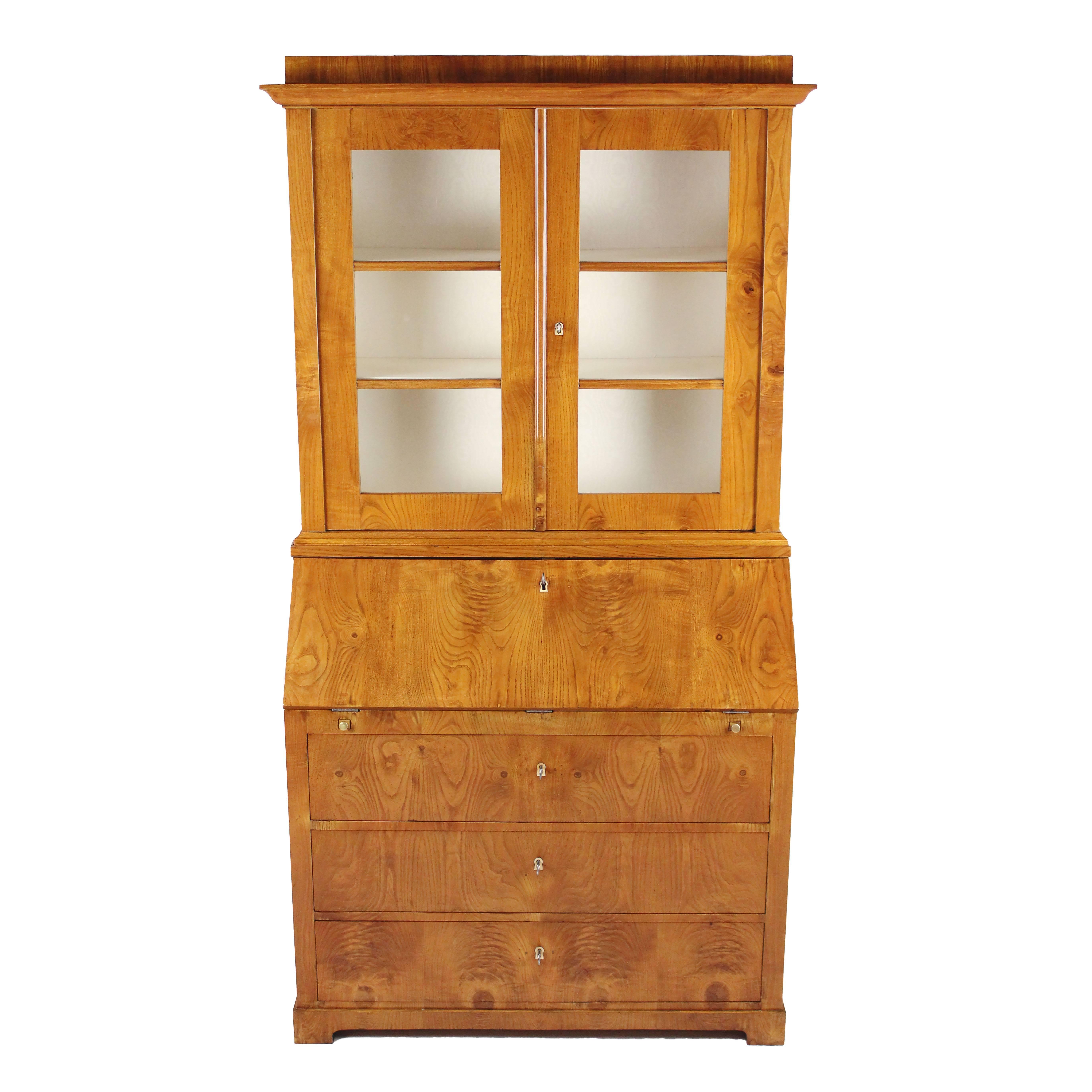 Secretary, circa 1820-1830
Ashwood
Three drawers in the bottom
Nice inner life with fields and pushes
Writing surface with leather insert
Two-door glazed upper top with shelves
Restored residential-ready state
French shellac hand