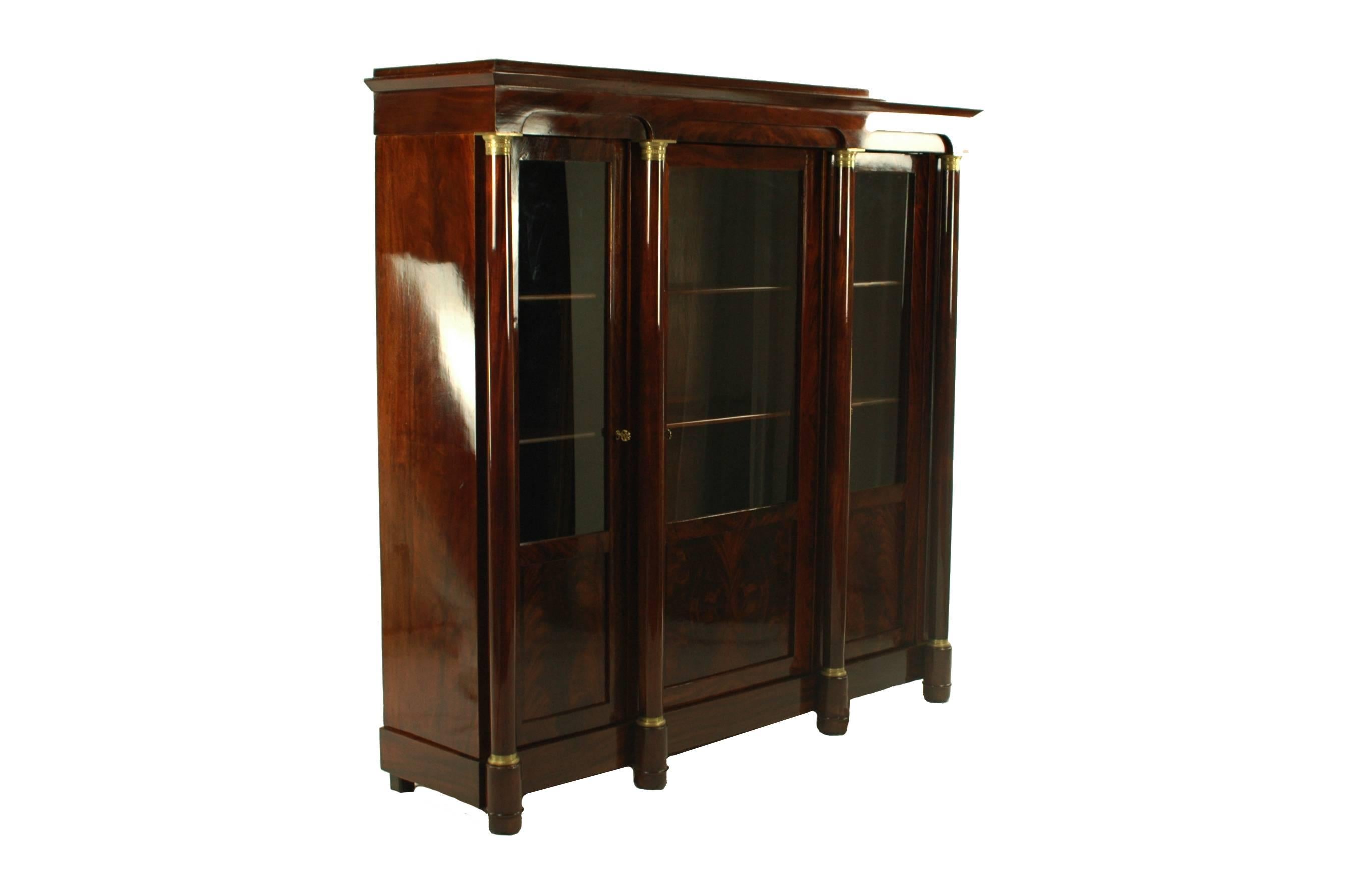 Veneer 19th Century Late Biedermeier Period Mahogany Glass Cabinet circa 1850 Red brown For Sale
