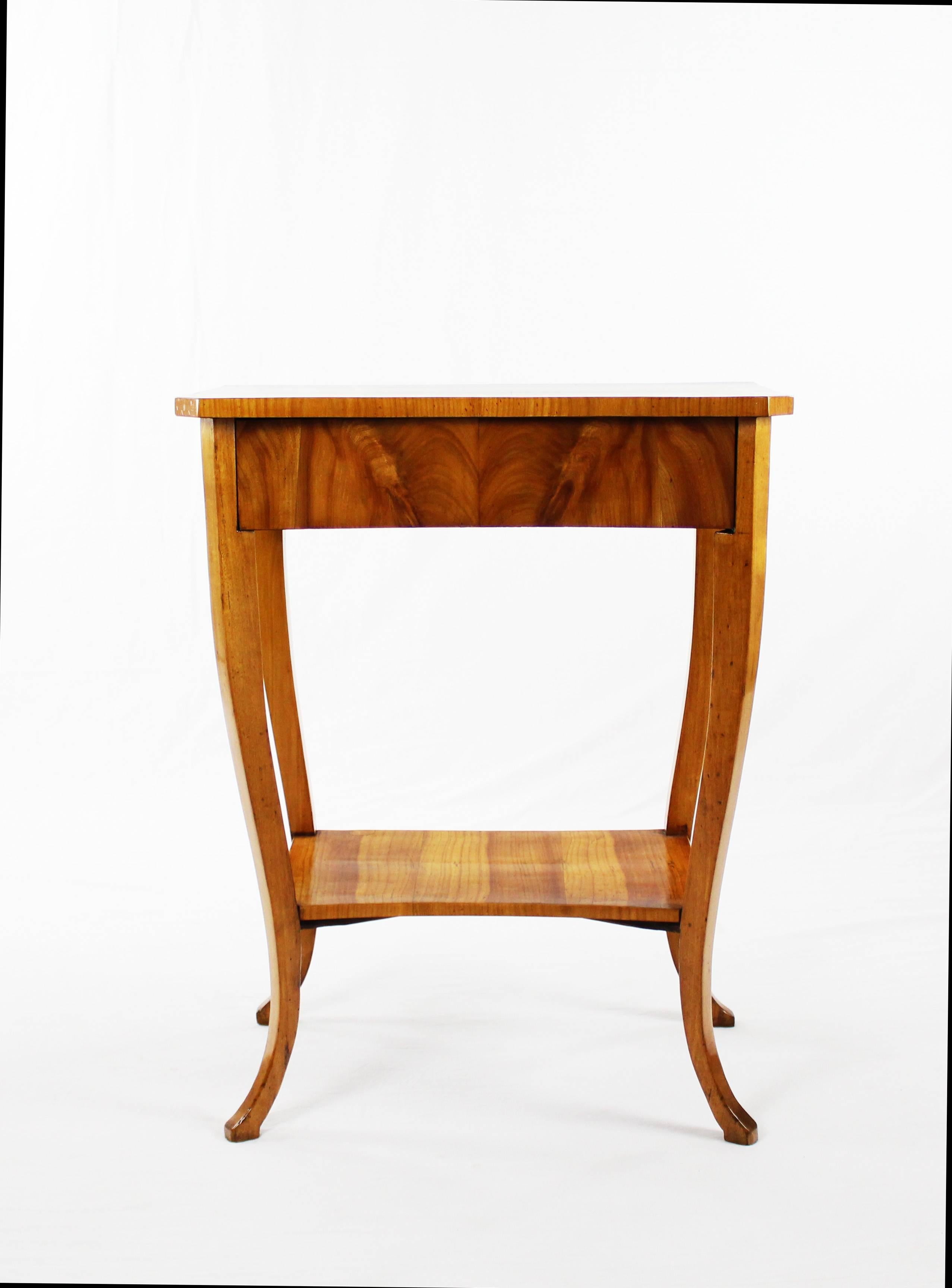 Console table, circa 1820-1825.
Cherry tree veneered.
Nicely reflected veneer.
Concealed push.
Curved saber legs.
Restored residential-ready state.
Shellac hand polish.
Measures: Height 77.5 cm, width 62 cm, depth 39.5 cm.

I dispatch by