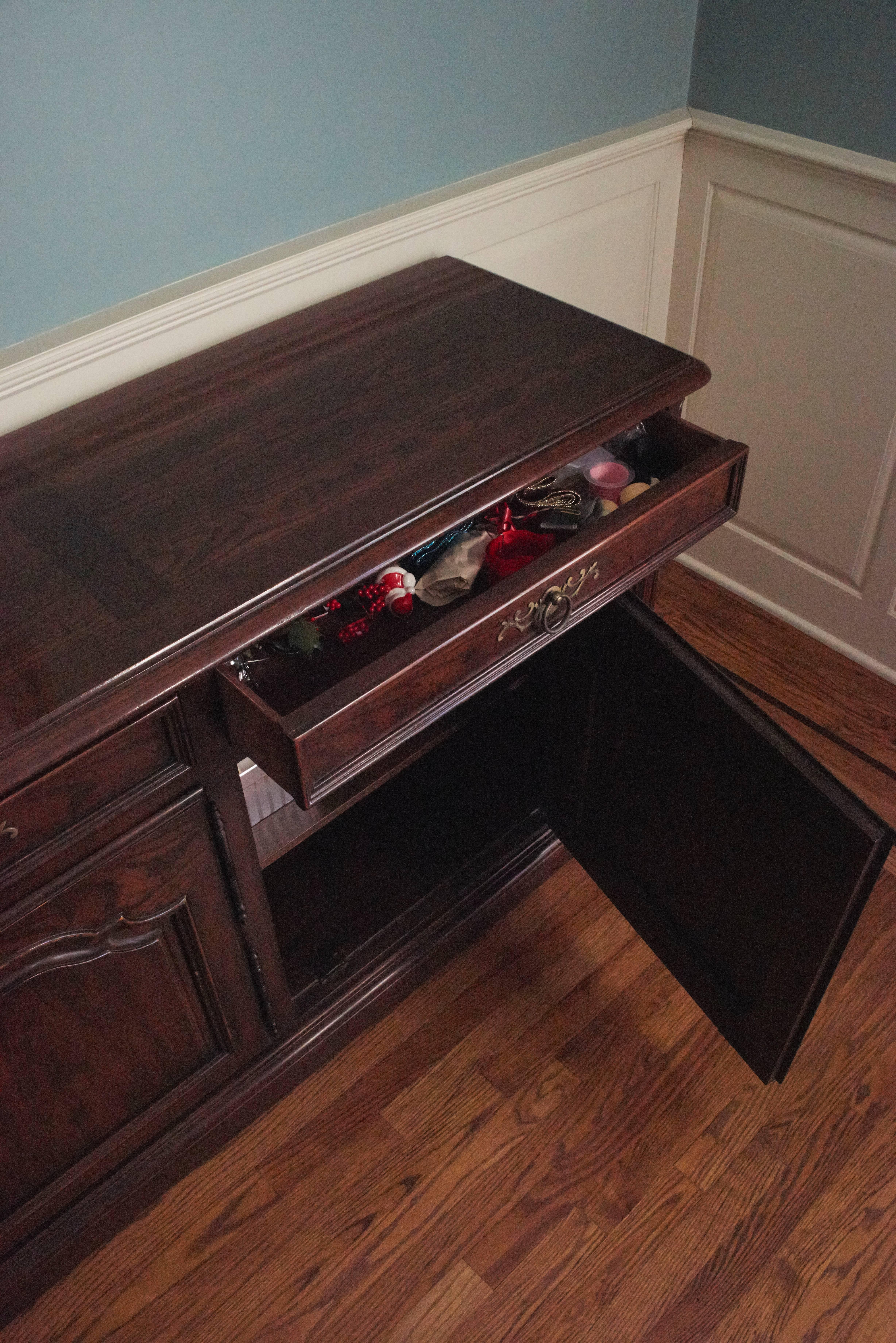 American Fabulous Henredon French Louis XV Style Vintage Walnut Credenza