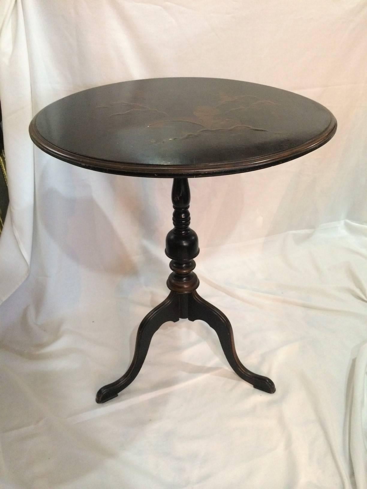 20th Century Beautiful Hand-Painted Round Black and Gold Chinoiserie Table on Tripod Base