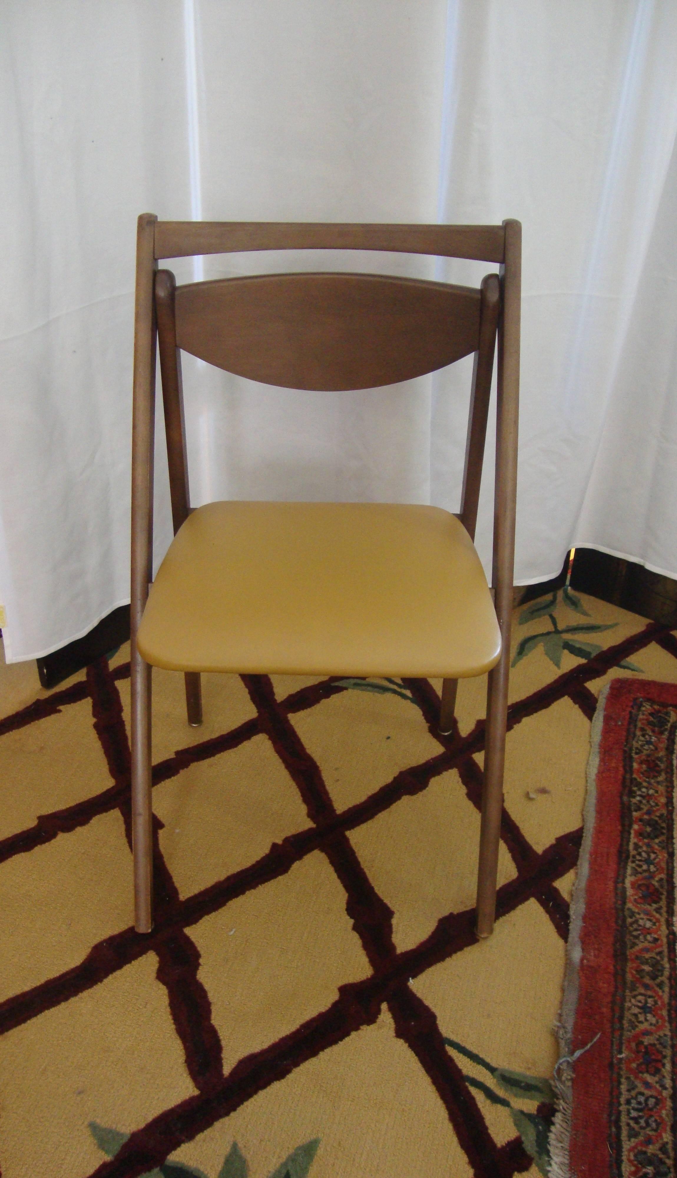 A fantastic pair of 1950s Stakmore leather and walnut folding chairs. Great for a bistro table, desk or side chairs or to pull up when needed. Exquisite leather and the frame is solid mahogany. Beautiful condition.



Measures: seat height - 17