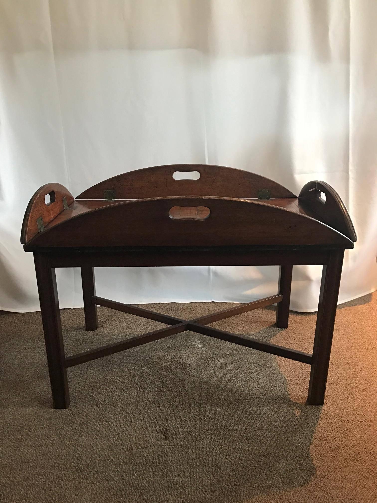 Chippendale antique period mahogany butler's tray table, English, circa 1765. Beautiful condition for age - This piece is exquisite in detail and form. Rectangular center and hinged leaves with oval shaped open handles. Simply stunning.