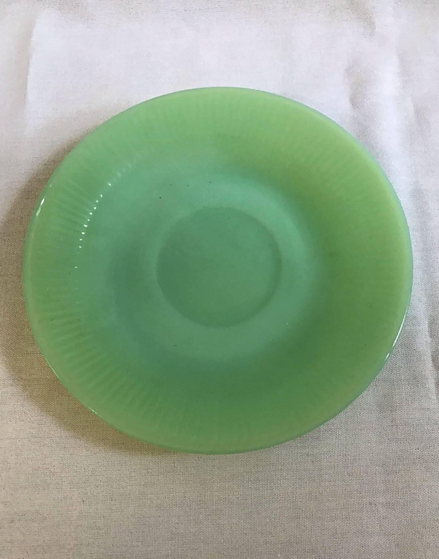 Terrific Set of Jadeite - Fire King Anchor Hocking 12 Cup 14 Saucer Set Magnific In Excellent Condition In Westport, CT