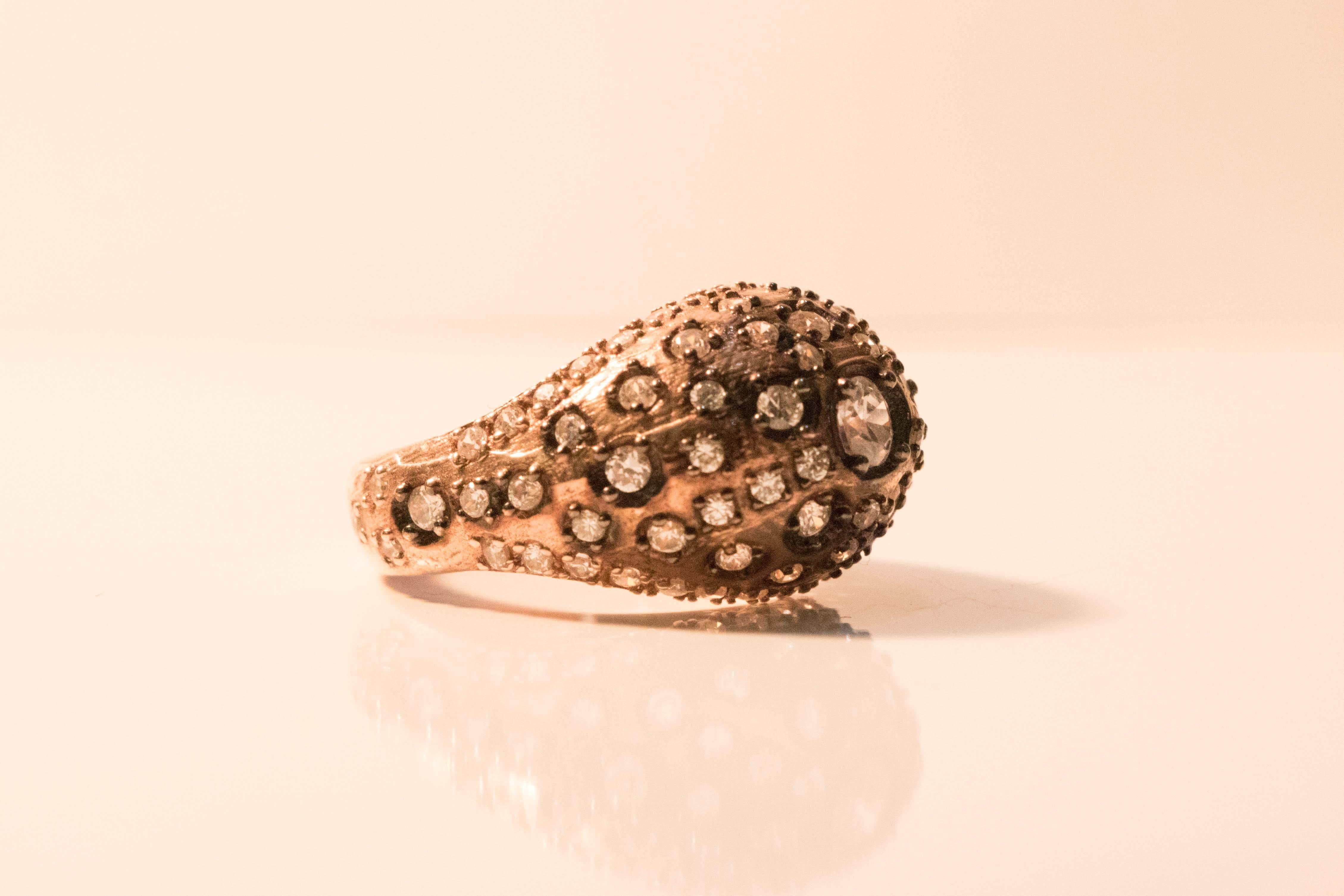 Vintage Edwardian shaped 1920s Style Swavorski ring. Swavorski crystal's adorn this vintage rose plated. 925 Silver Ring. Exquisite vintage style.

Size 7.5.