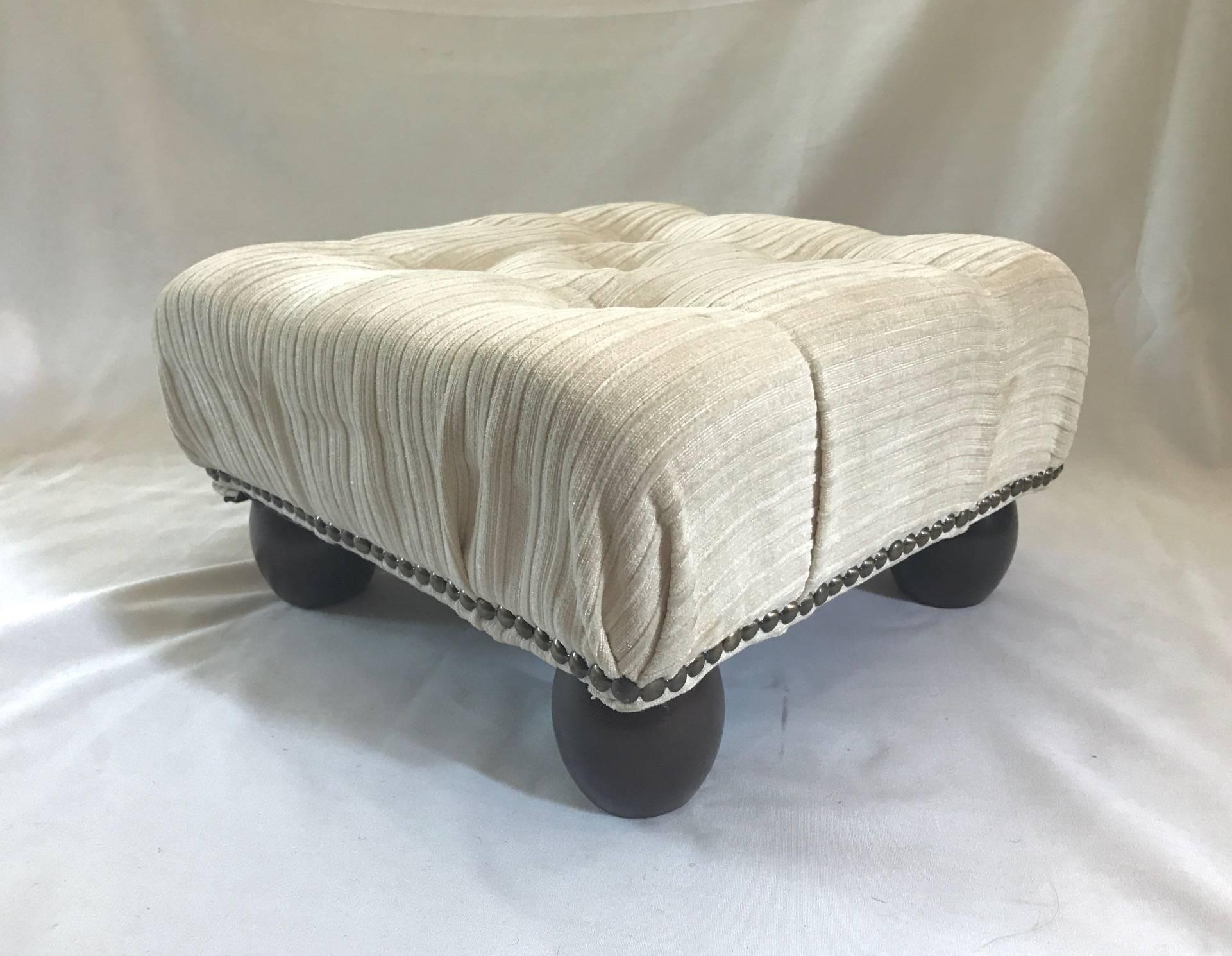 American Ethan Allen Petite Crème White Tufted Velvet Ottoman with Brass Nailheads For Sale