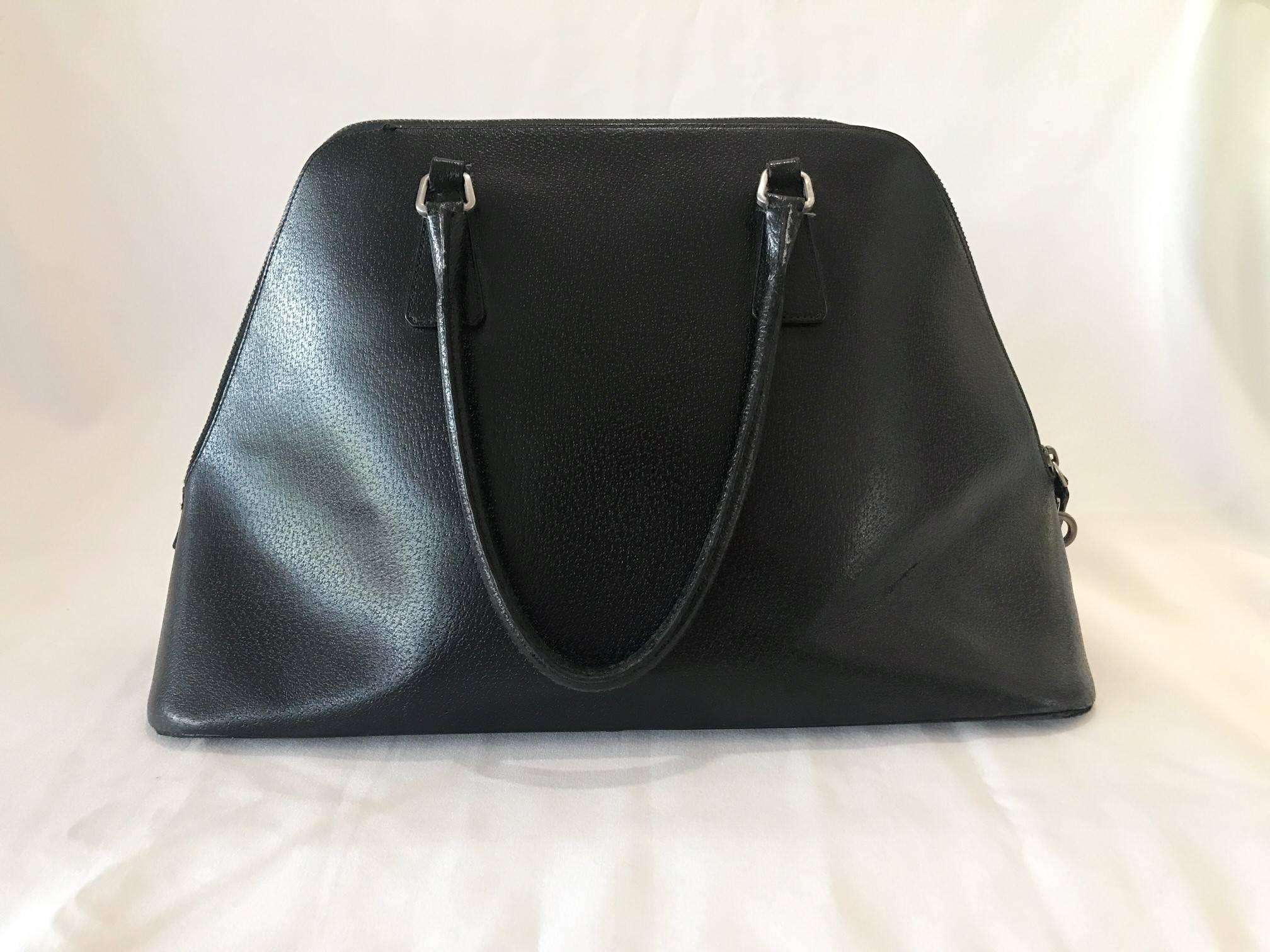Black Beauty Prada Handbag with Key and Lock, Authentic Prada Leather Bag In Excellent Condition For Sale In Westport, CT