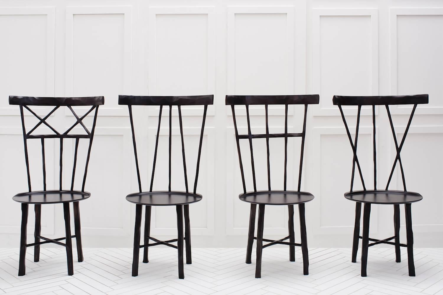 Une interprétation moderne de la chaise Windsor classique. Fabriqué en érable dur, chaque rayon et chaque pied est méticuleusement sculpté à la main avec des contours organiques doux. 

Veuillez noter que les délais pour les commandes personnalisées