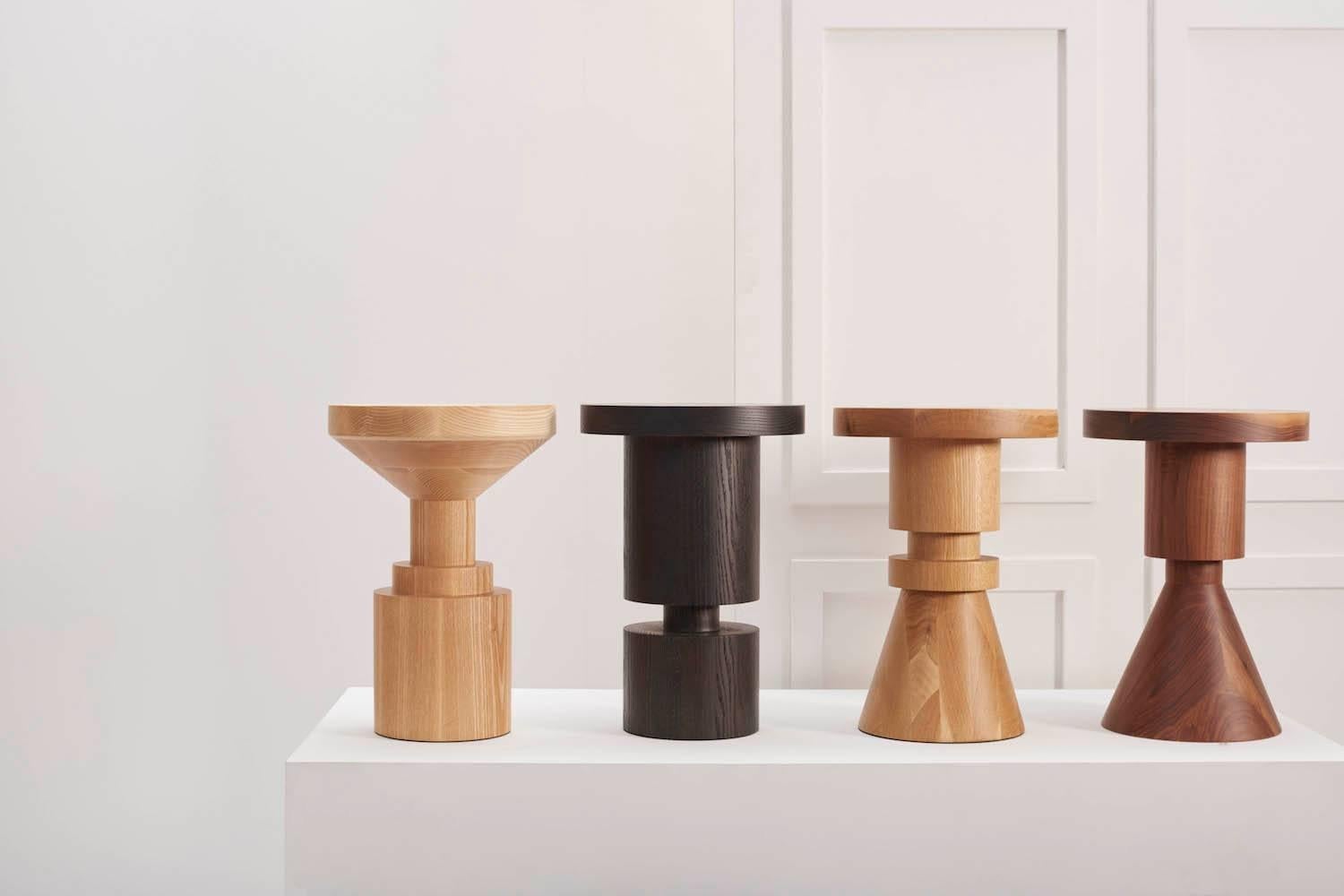 Telles des pièces d'échecs réparties sur un échiquier, ces sculptures peuvent être placées dans une pièce. Utilisées comme tables d'appoint ou tabourets, elles sont faites pour fonctionner en série ou seules. Les tabourets en métal sont fabriqués à