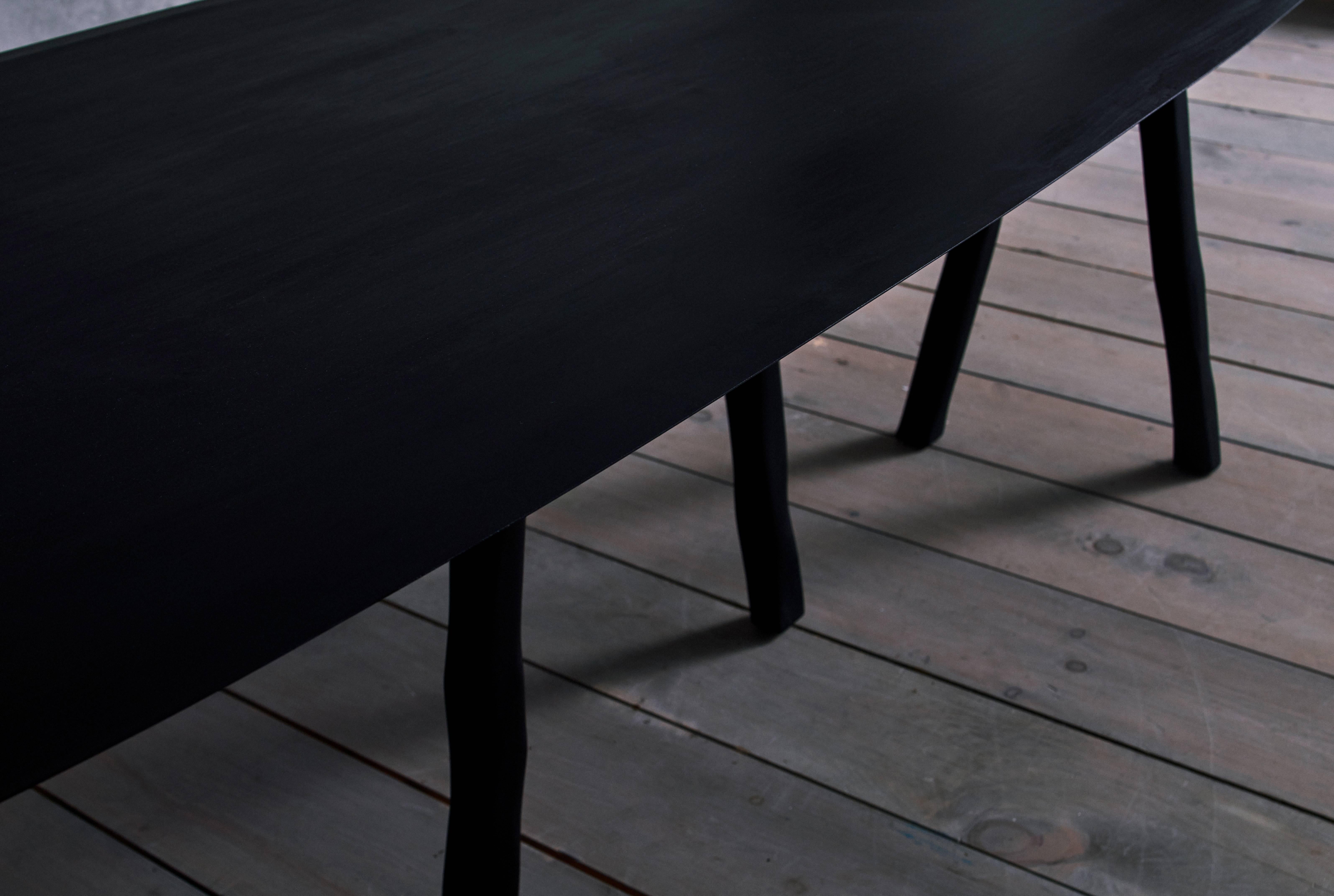 Dans le prolongement de notre série de chaises W, cette table est également fabriquée en bois d'érable dur. Chaque pied est méticuleusement sculpté à la main, ce qui fait de chaque œuvre une pièce unique. La forme ovale, avec un rayon plus petit à