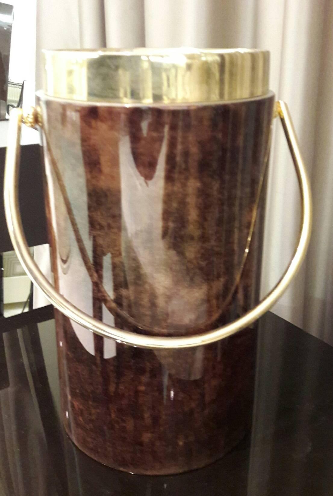 This very nice ice bucket is finished in goatskin col tabacco, high gloss.
With original brass details, unfortunately damaged as you can see in the photo.
Cover top not available.
 