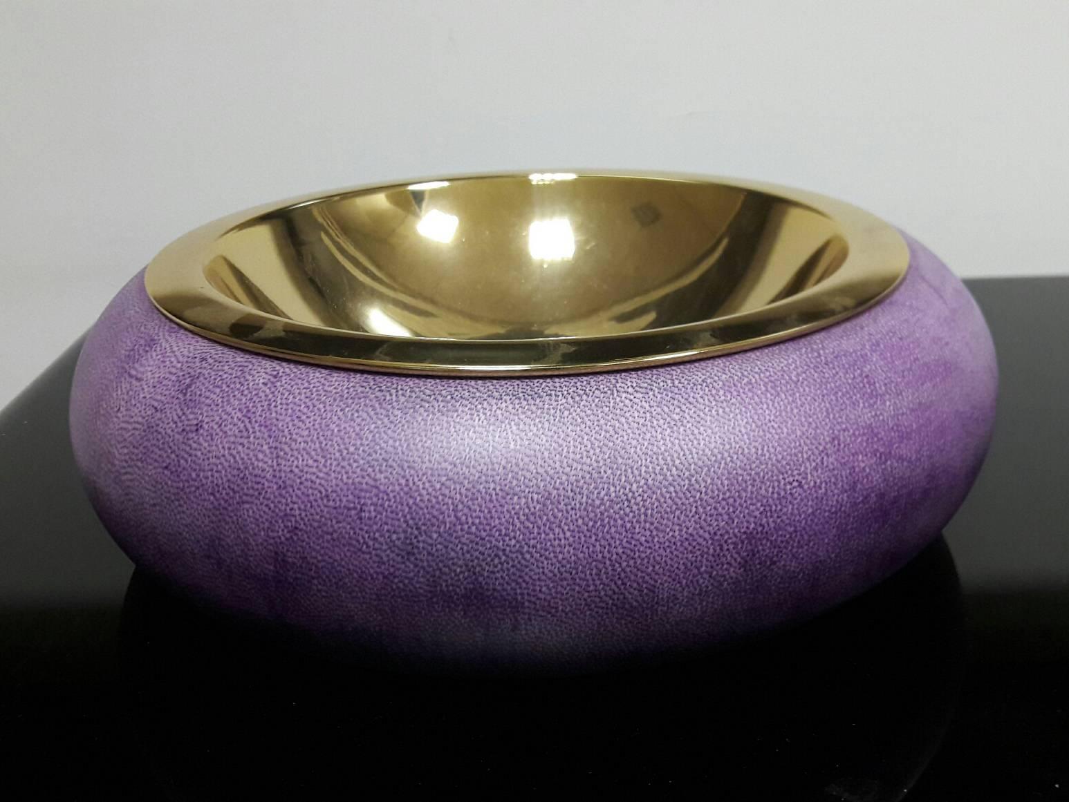 Tura ashtrays (set of two, big diameter 27cm x H 9cm, small diameter 18 cm x H 7cm)
Purple goatskin matte finish, removable brass detail.
Can be used also to serve candies or other.