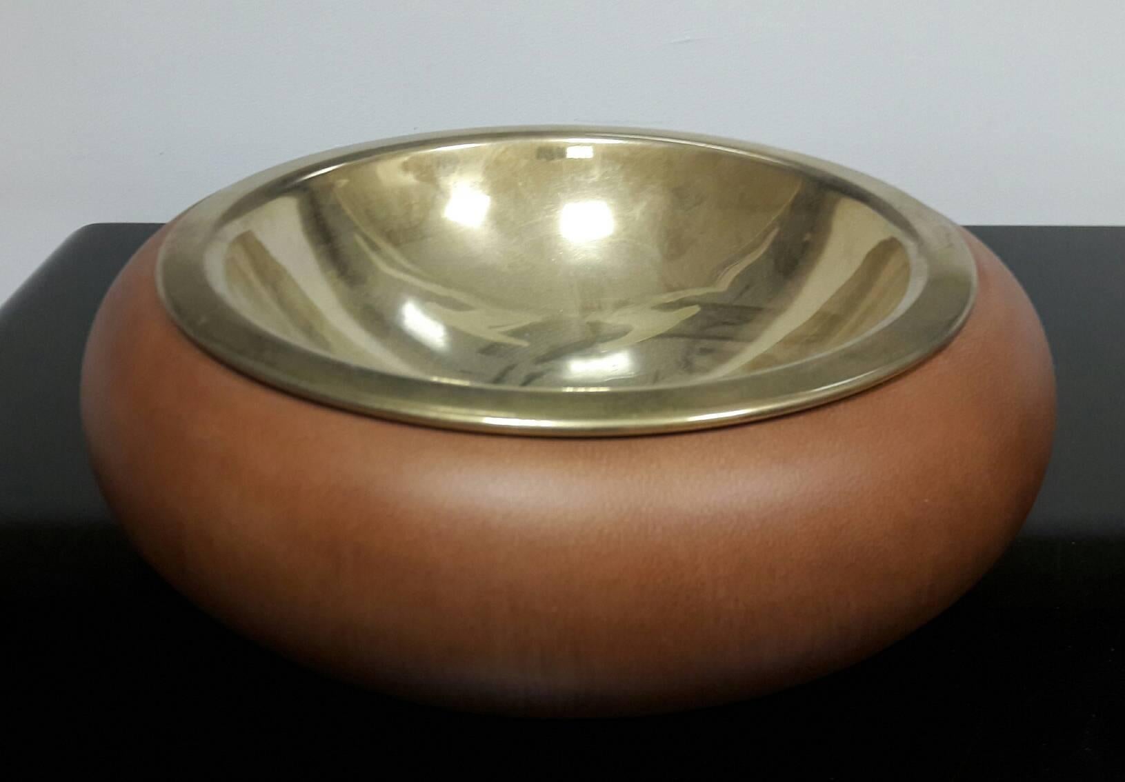 Tura ashtrays (set of two, big diameter 27 cm x height 9 cm, small diameter 18 cm x height 7 cm).
Almond Goatskin matte finish, removable brass detail.
Can be used also to serve candies or other.