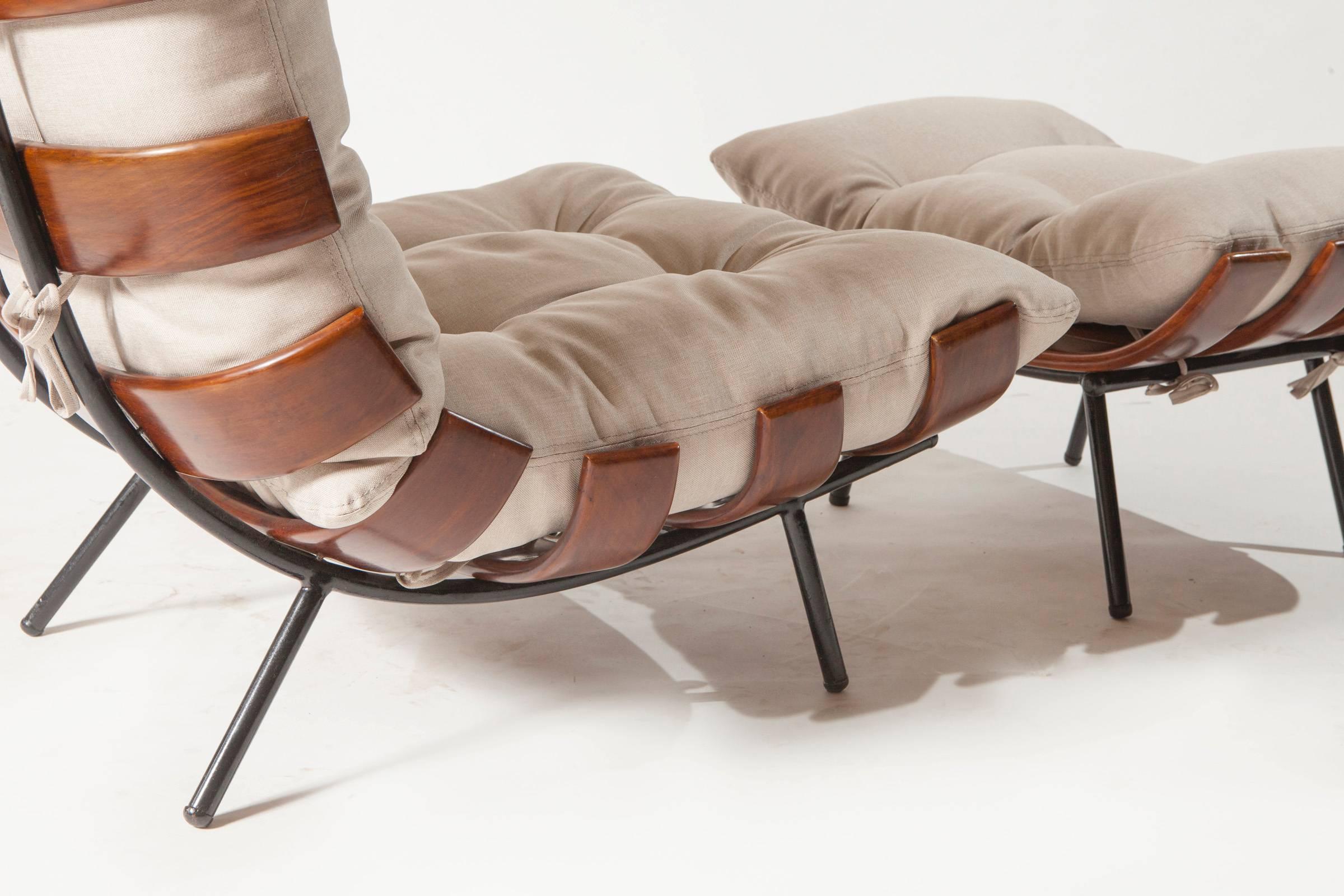 A Carlo Hauner & Martin Eisler for Forma, bone chair with ottoman, fabric cushions, iron painted structure feet in solid wood.
Pieces restored, some marks on the tubular structure appear because of the use and time.