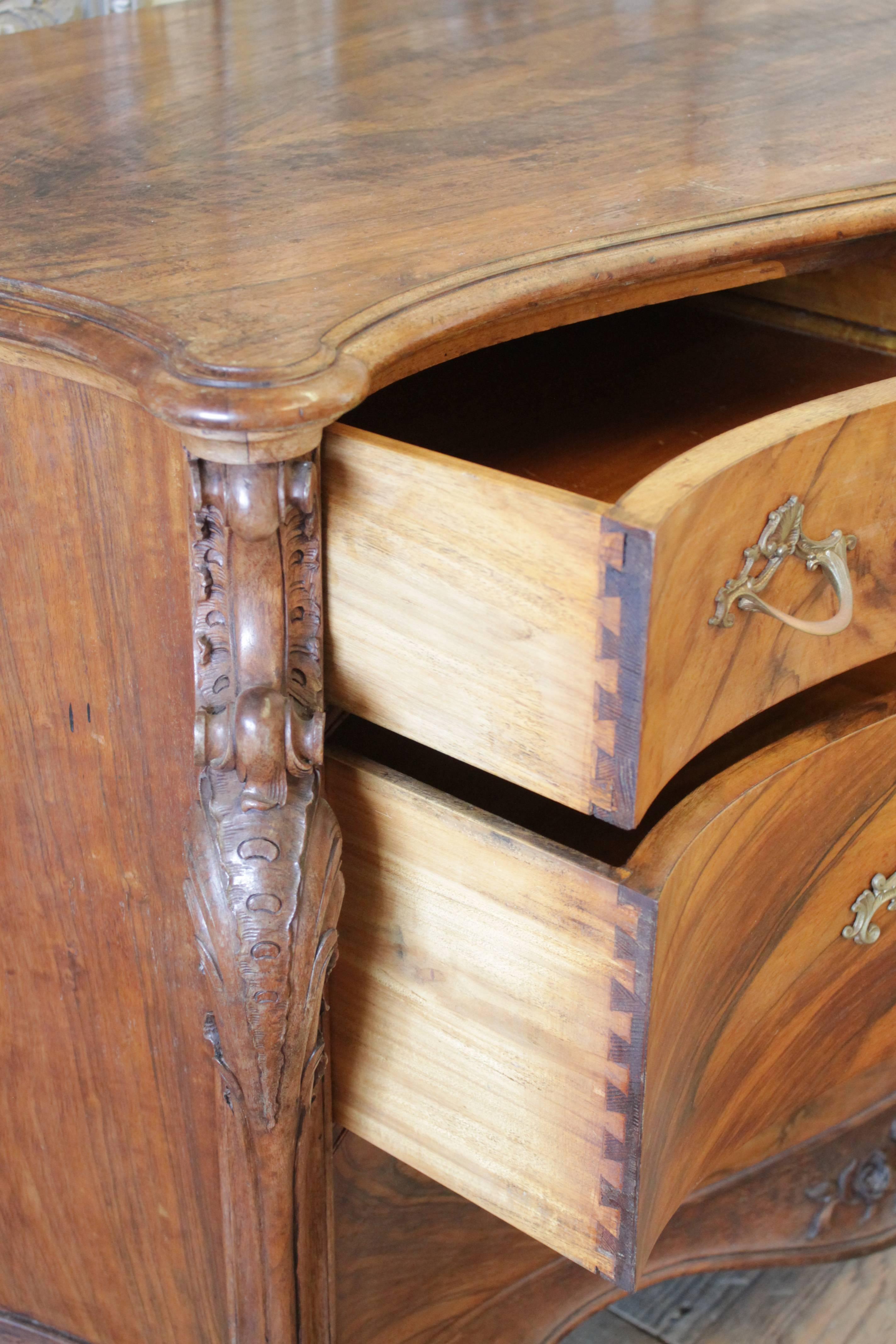 19th Century Chest of Drawers in BookMatch Crotch English Walnut In Good Condition In Brea, CA