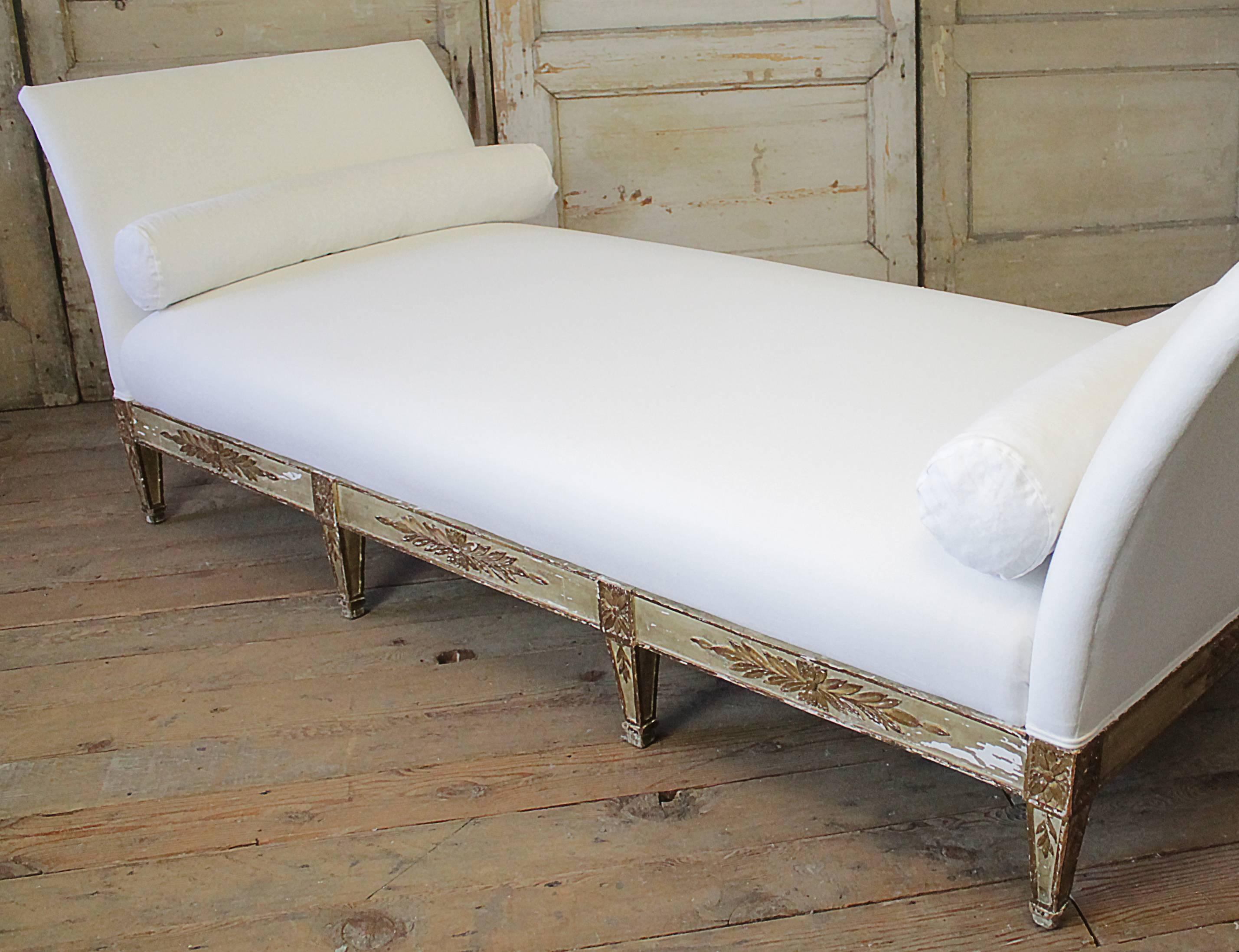 Early 20th Century Italian Style White Linen Upholstered Daybed In Distressed Condition In Brea, CA