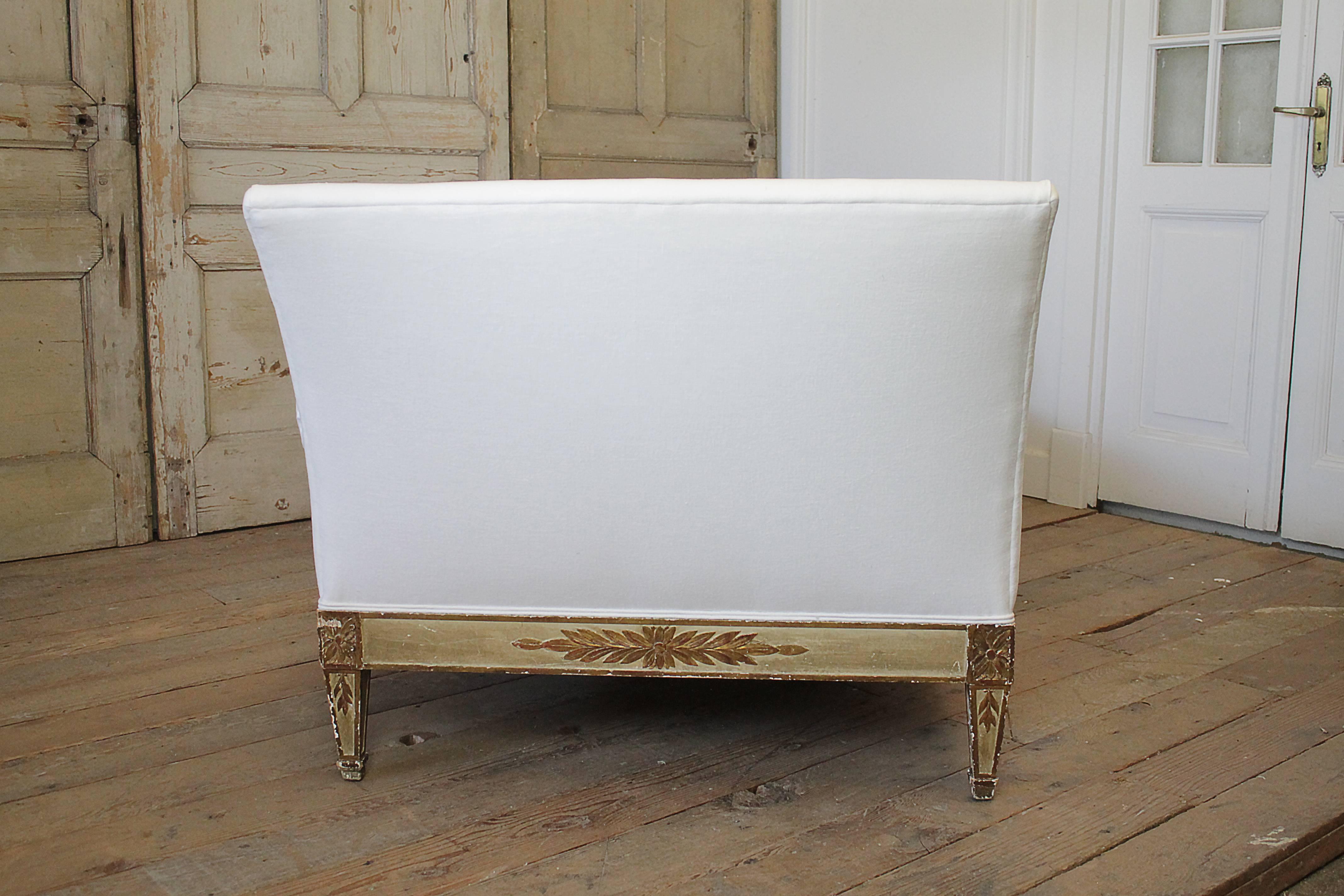 Early 20th Century Italian Style White Linen Upholstered Daybed 1