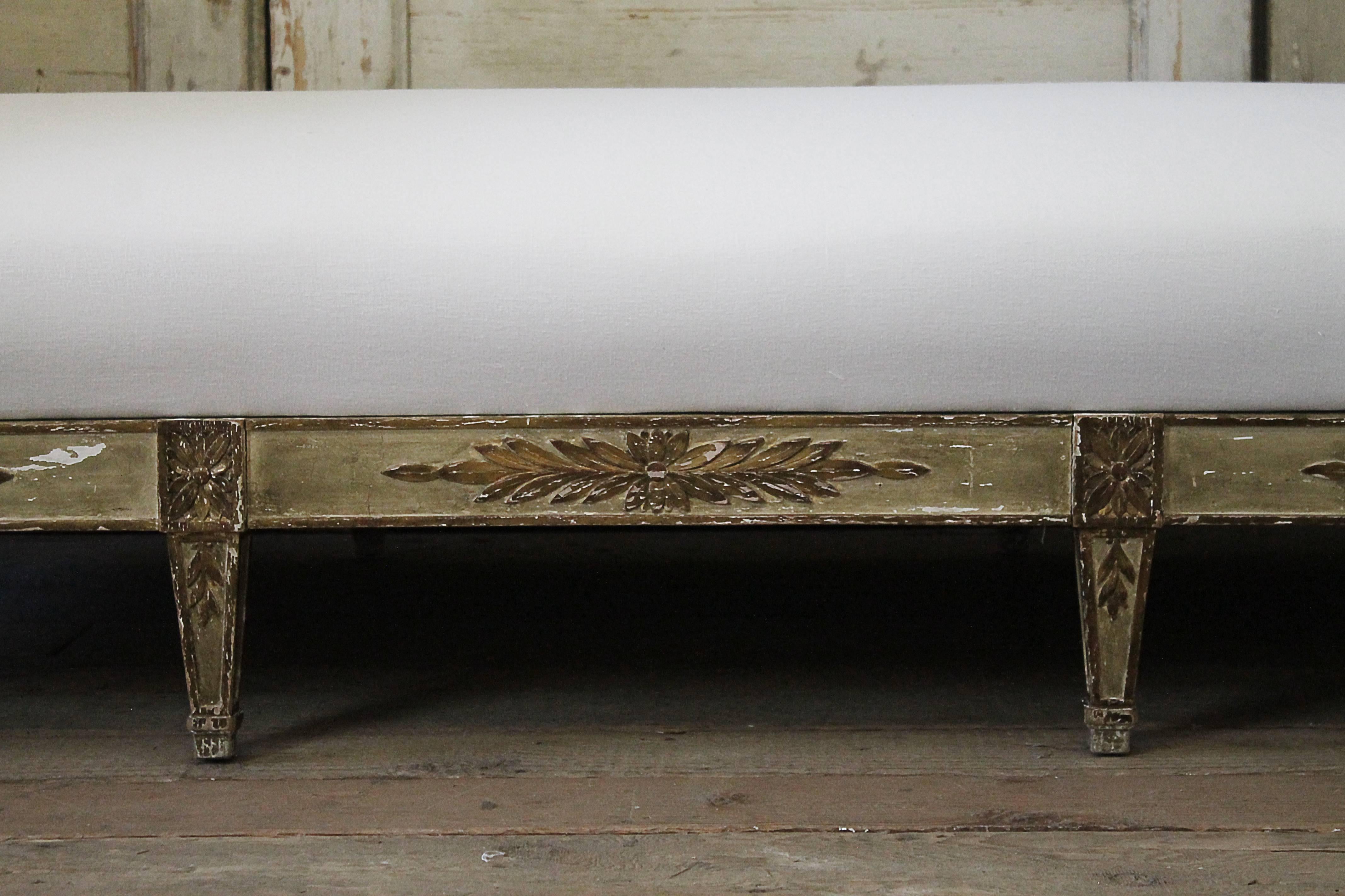 Early 20th Century Italian Style White Linen Upholstered Daybed 2