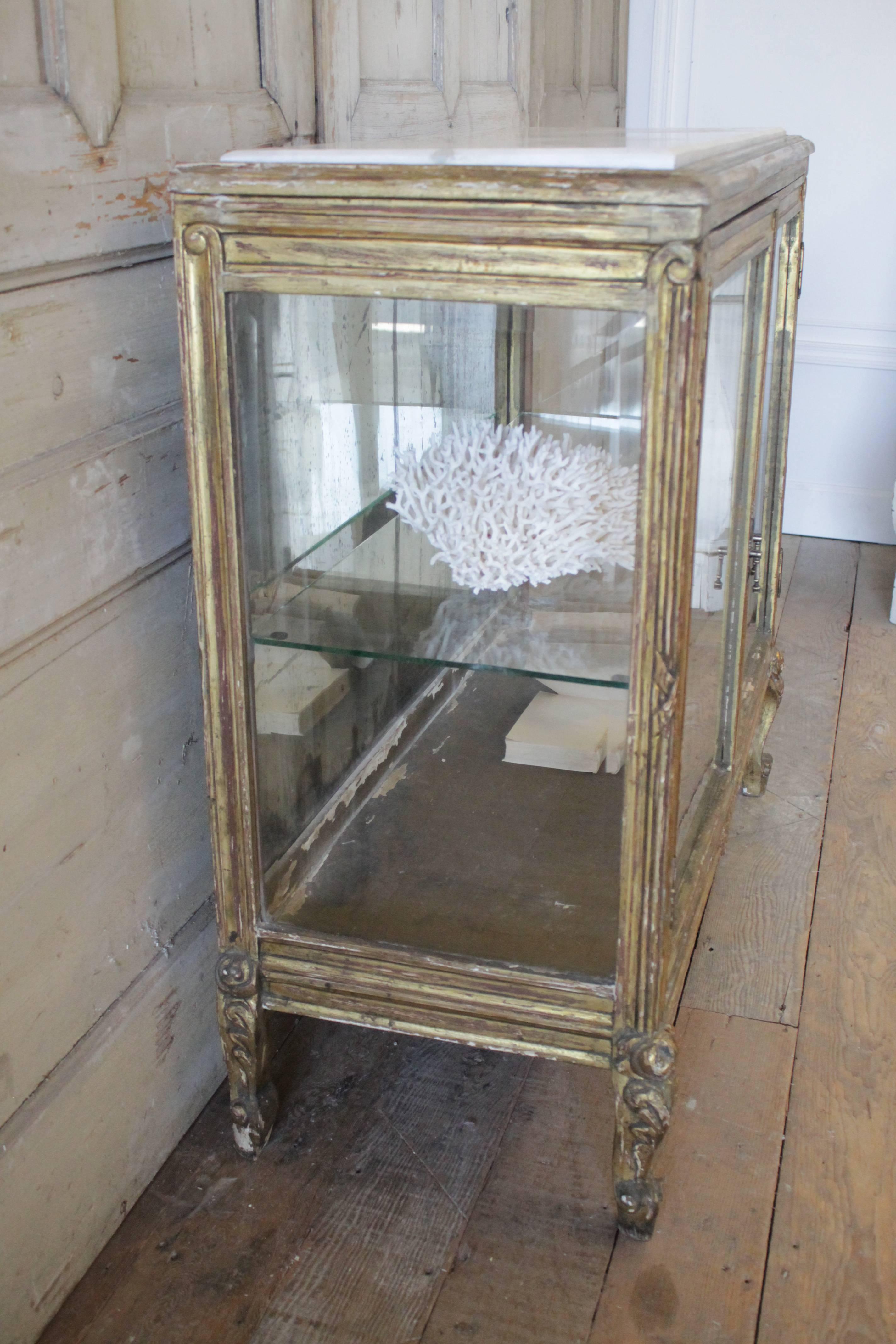Louis XV Style Giltwood Display with Marble Top In Distressed Condition In Brea, CA
