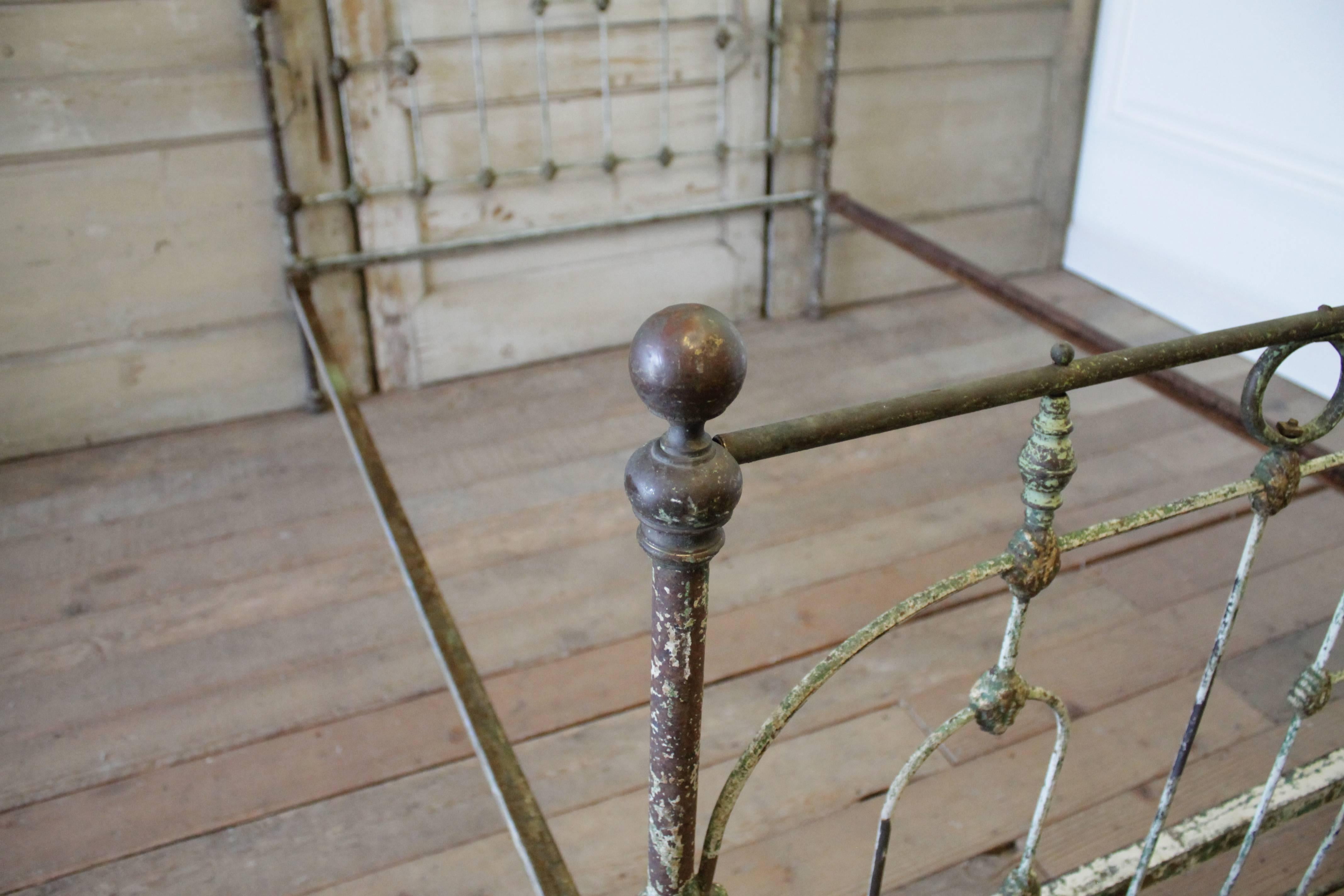 antikes Eisenbett im Bauernhausstil des 19. Jahrhunderts mit originaler Patina im Zustand „Starke Gebrauchsspuren“ in Brea, CA