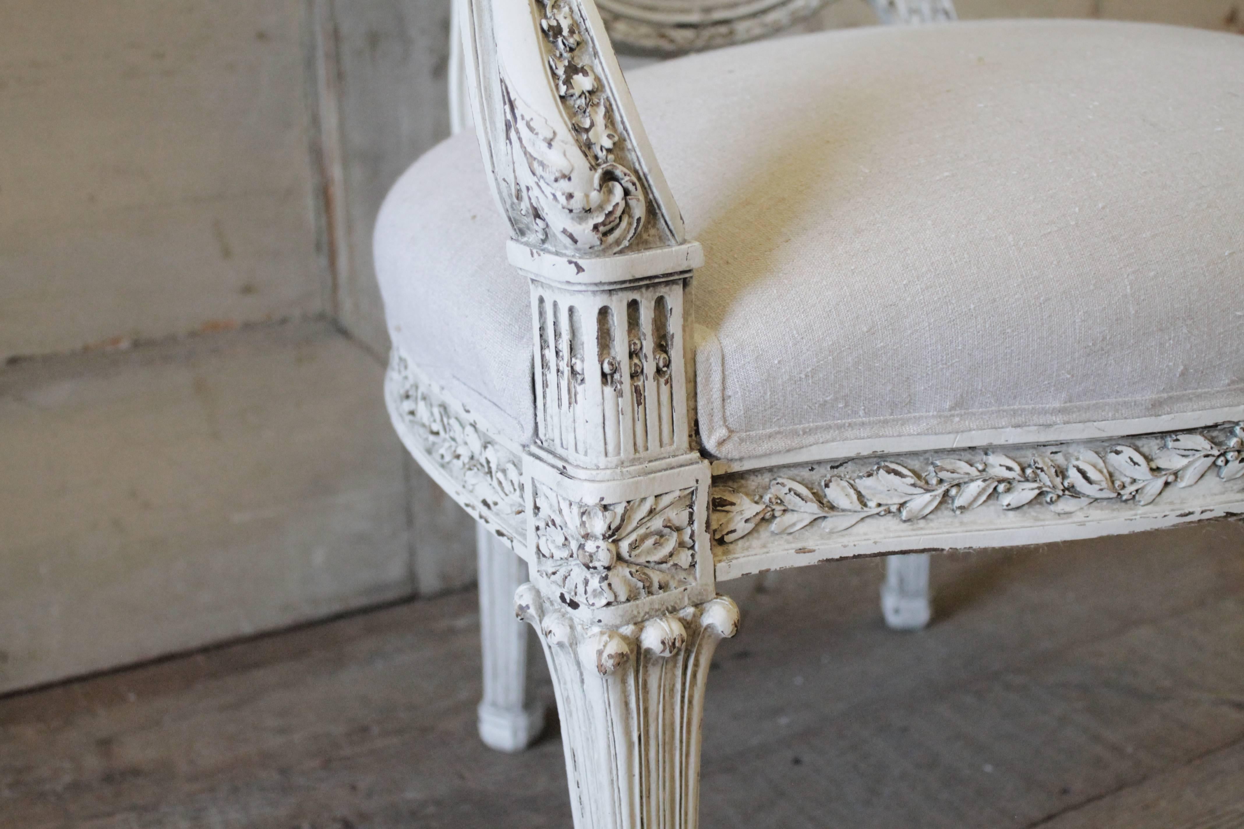 Geschnitzter und bemalter französischer Stuhl aus antikem Leinen aus dem 19. Jahrhundert (Louis XVI.) im Angebot