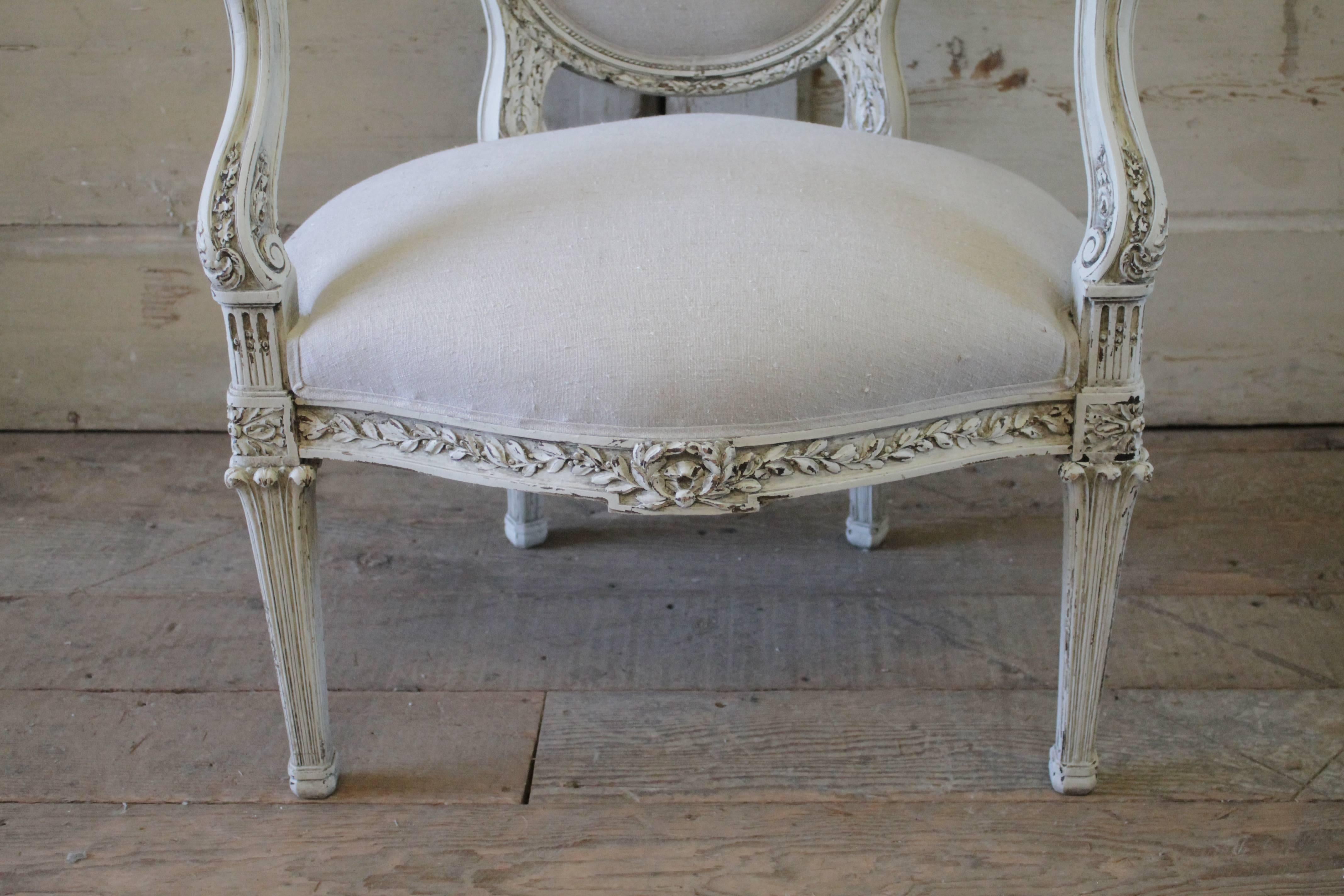 Geschnitzter und bemalter französischer Stuhl aus antikem Leinen aus dem 19. Jahrhundert (Französisch) im Angebot