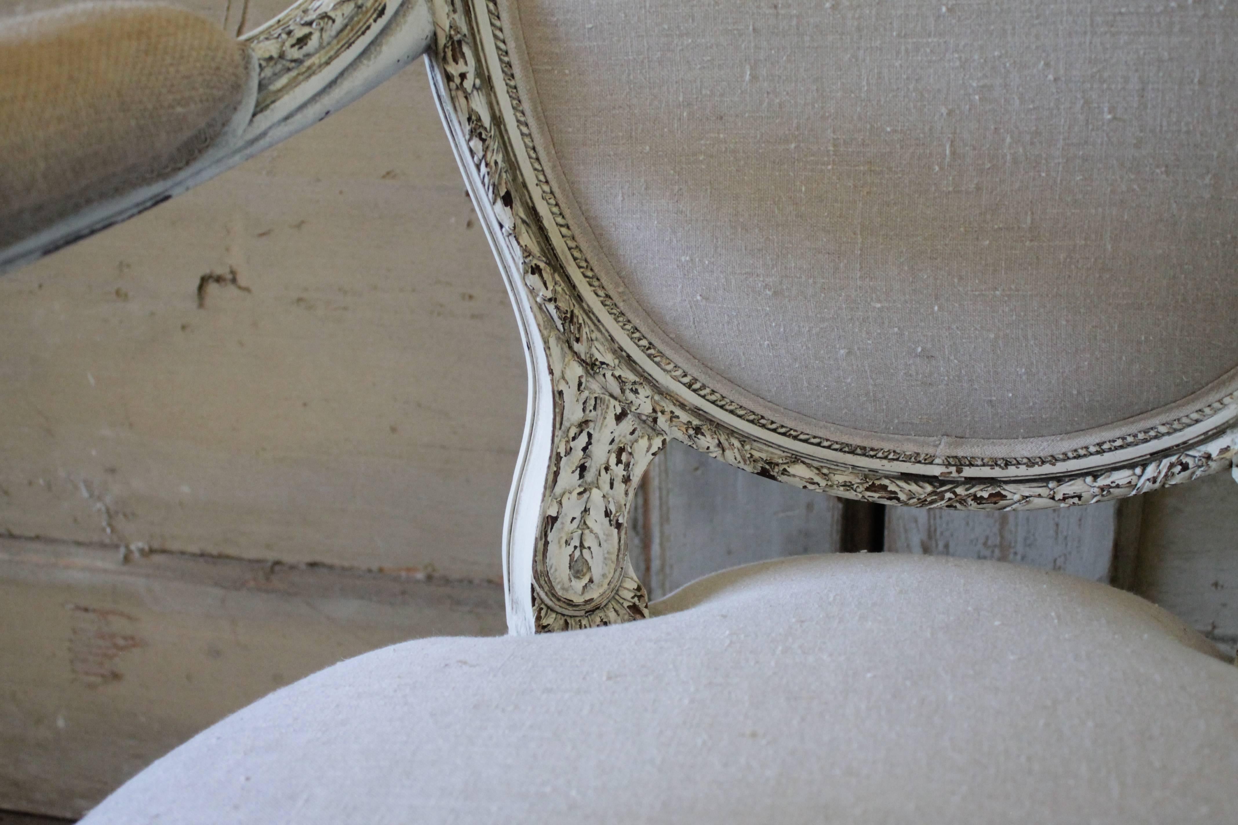 Geschnitzter und bemalter französischer Stuhl aus antikem Leinen aus dem 19. Jahrhundert im Angebot 1
