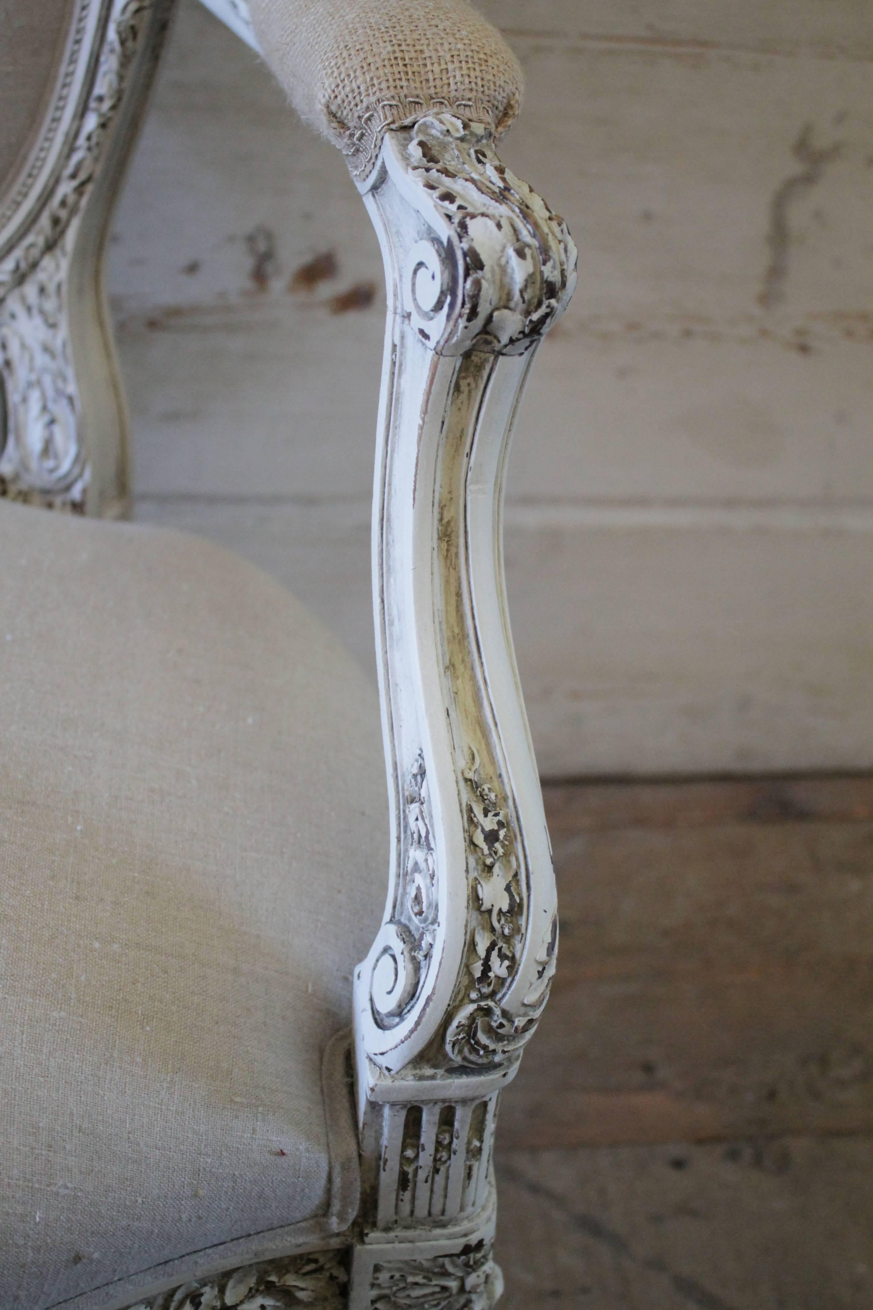 Geschnitzter und bemalter französischer Stuhl aus antikem Leinen aus dem 19. Jahrhundert im Zustand „Gut“ im Angebot in Brea, CA