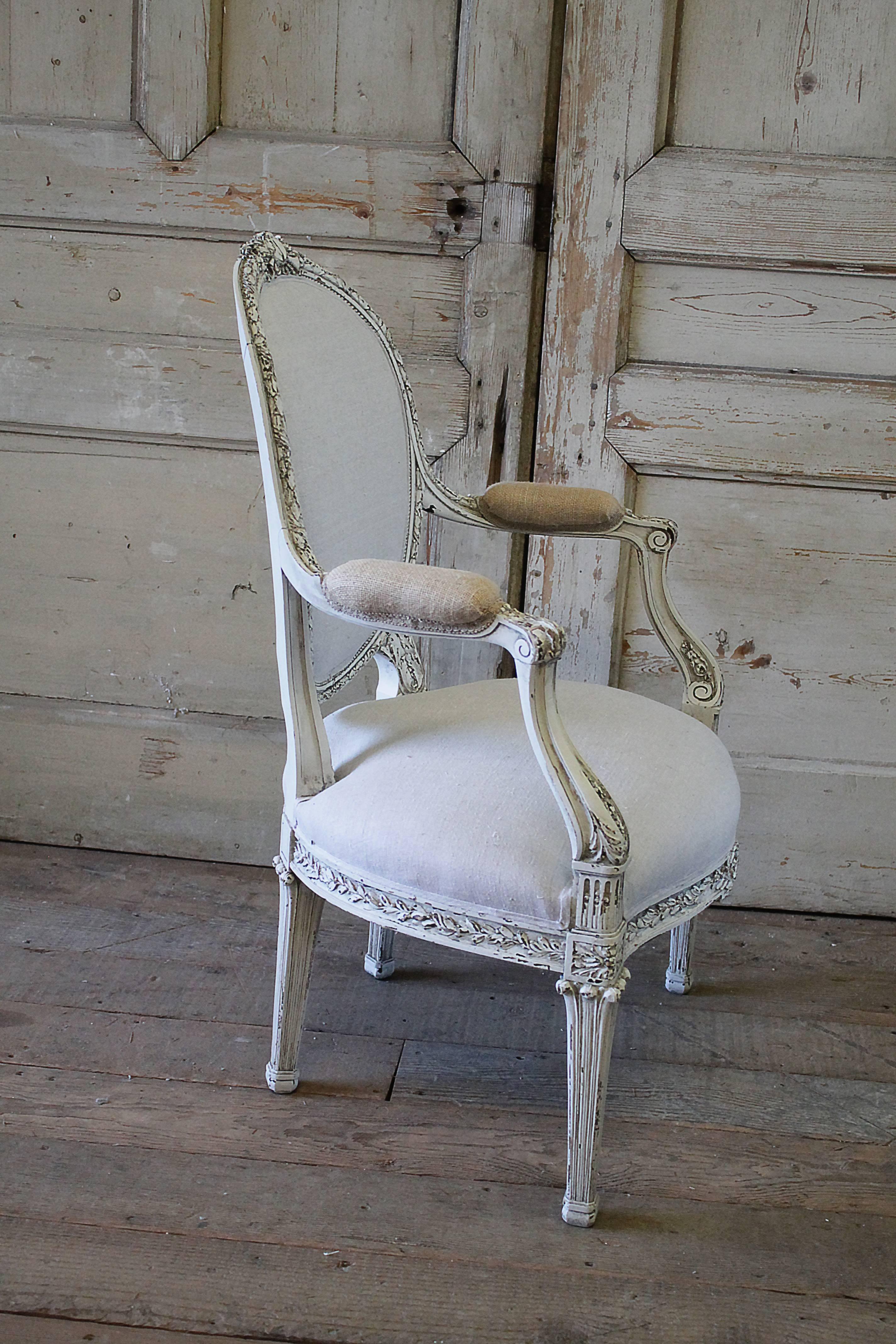 Geschnitzter und bemalter französischer Stuhl aus antikem Leinen aus dem 19. Jahrhundert im Angebot 2