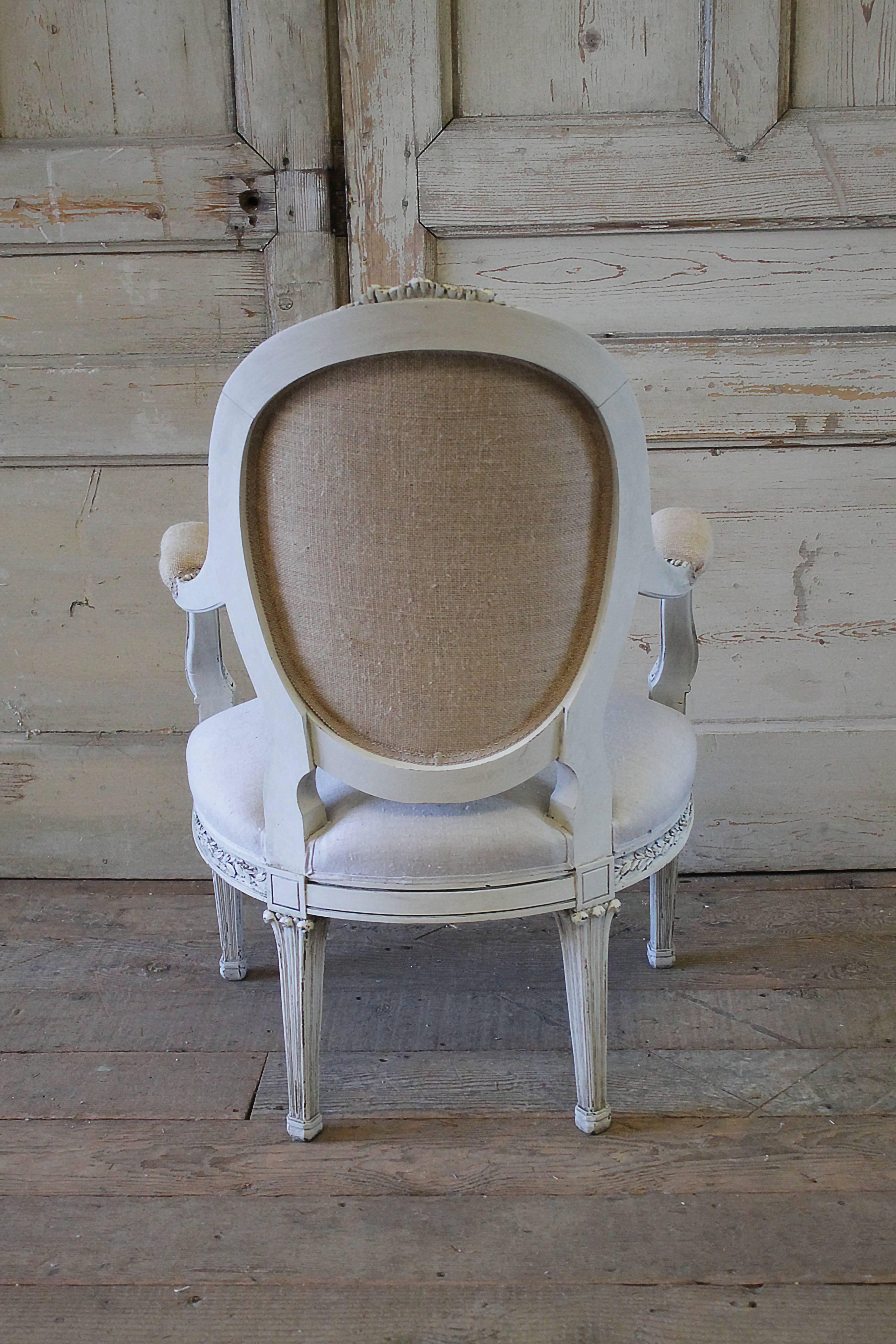 Geschnitzter und bemalter französischer Stuhl aus antikem Leinen aus dem 19. Jahrhundert im Angebot 3