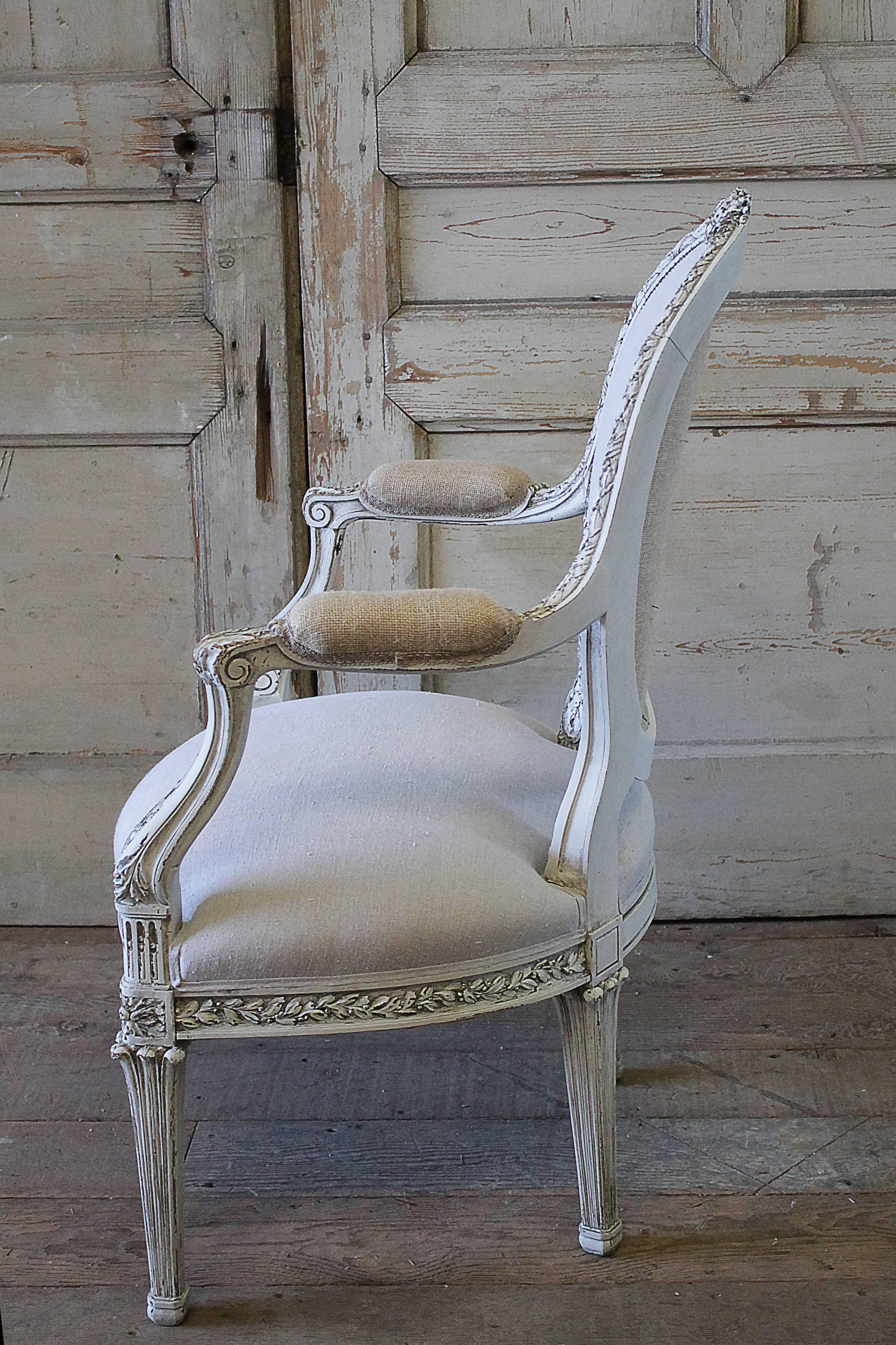 Geschnitzter und bemalter französischer Stuhl aus antikem Leinen aus dem 19. Jahrhundert im Angebot 5