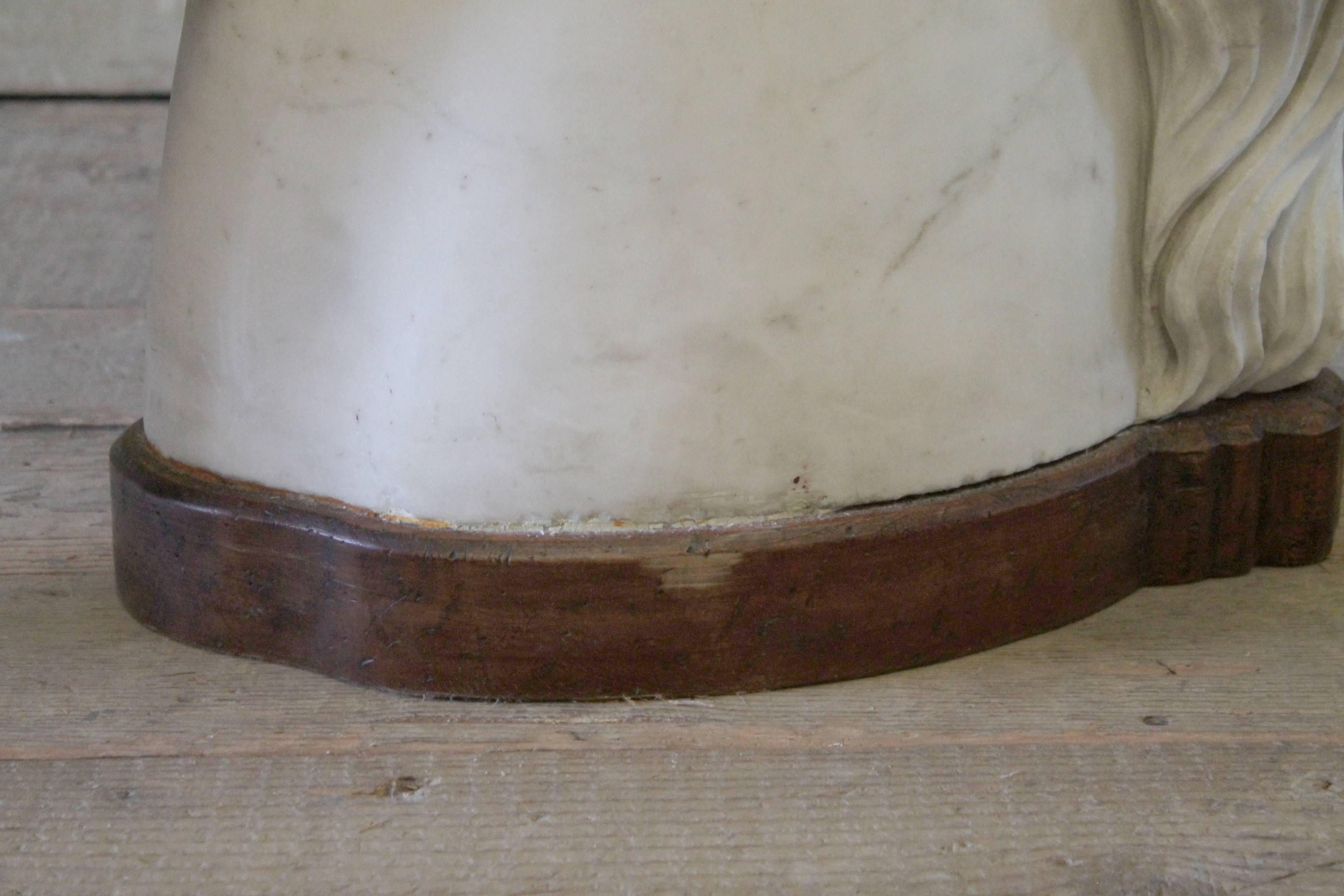 XX secolo Grande testa di cavallo in marmo intagliato su base di legno in vendita