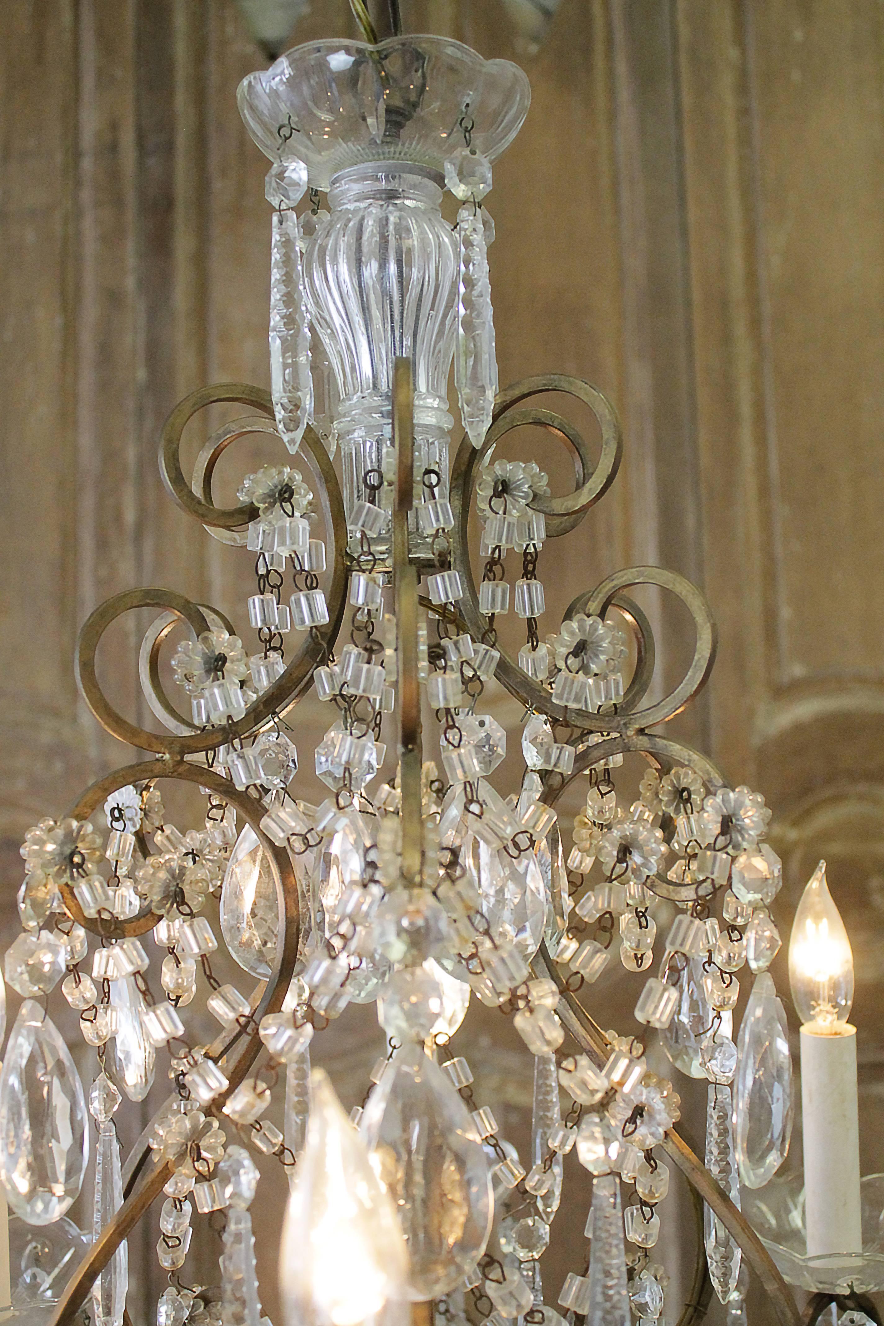 Beautiful Italian bronze frame chandelier with swags of large macaroni beads, and large glass crystals. Six-lights, in good working order. We do not have a ceiling medallion for this chandelier.
Measures 31
