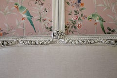 Antique French Loveseat in stile Luigi XVI dipinto e rivestito in lino irlandese