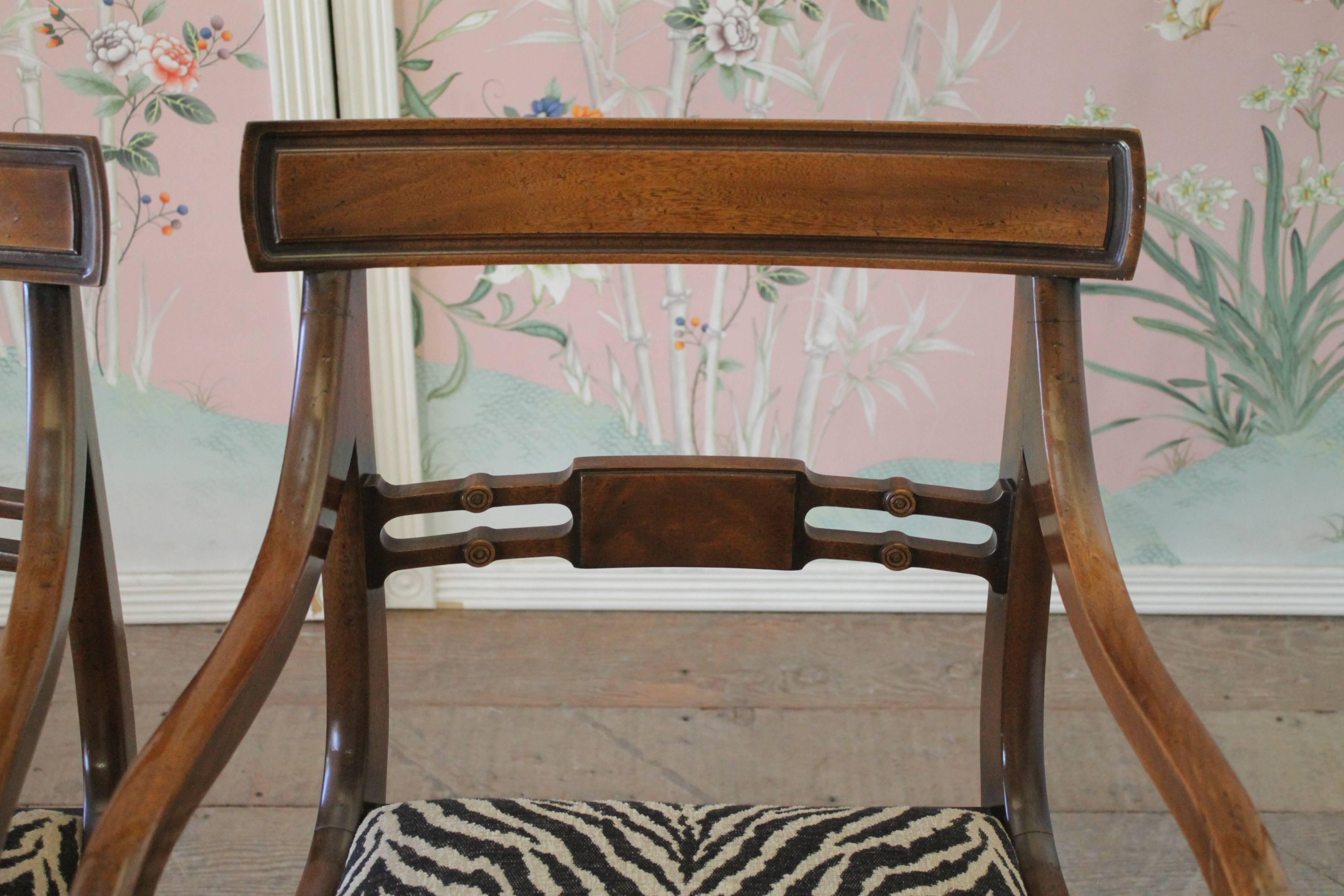 Pair of mahogany wood open armchairs with zebra fabric.
Good condition, sturdy, fabric is clean.
Measures: 20