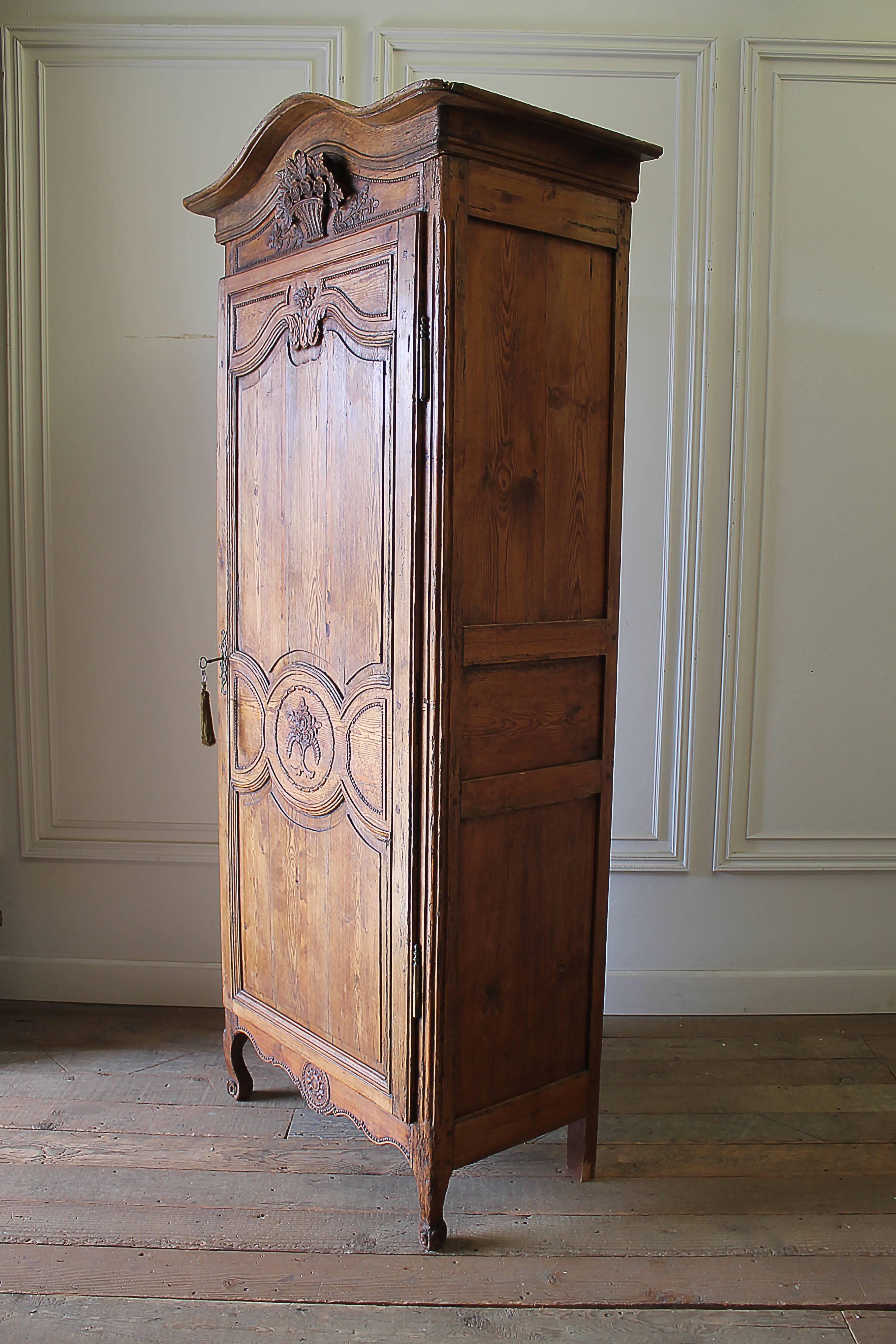 Late 18th Century Carved Walnut Louis XV Style Bonnetiere  3