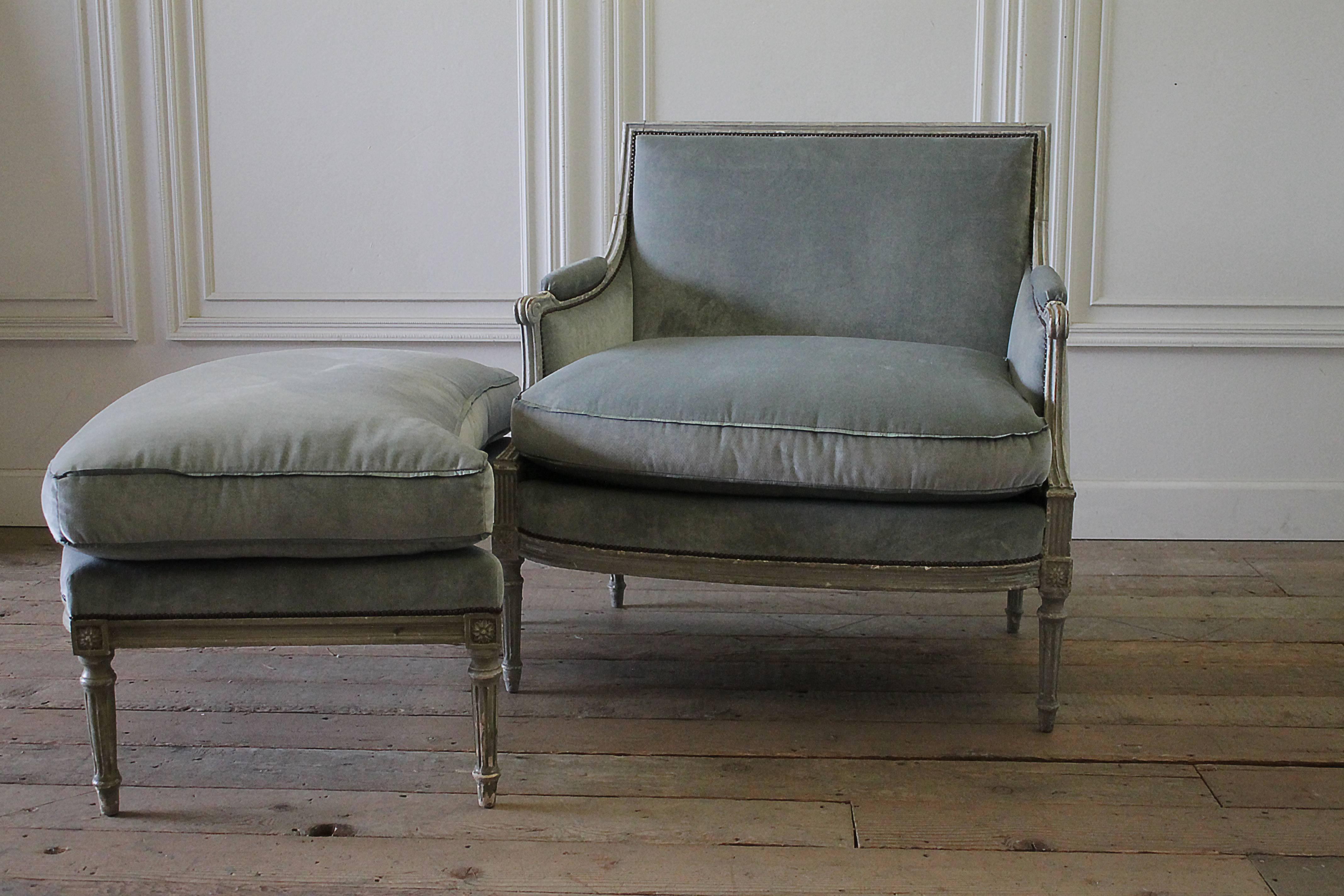 French Early 20th Century Painted and Upholstered Louis XVI Chair and Ottoman Chaise
